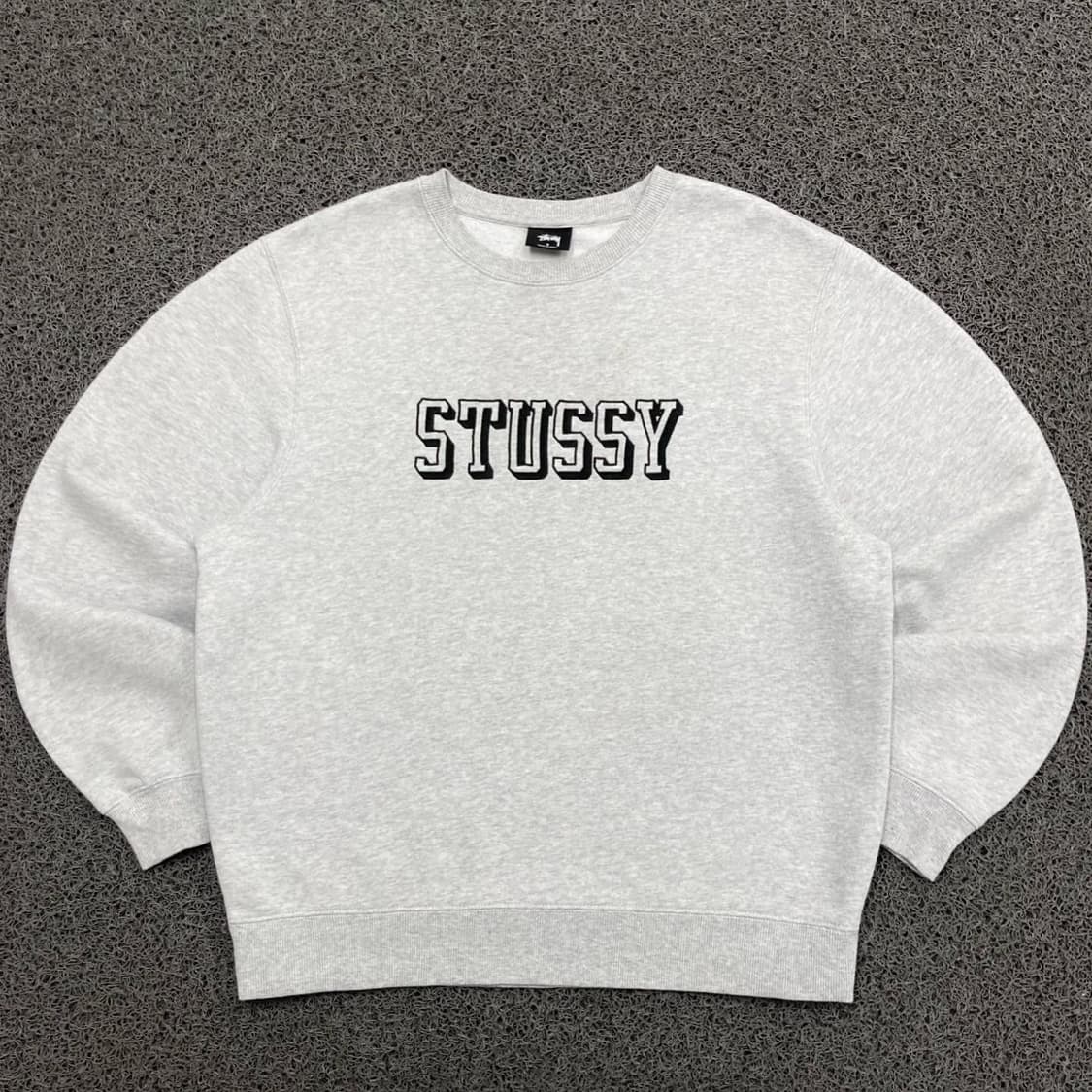 STUSSY 스투시 자수 스팰로고 그레이 스웻 맨투맨 상품이미지1