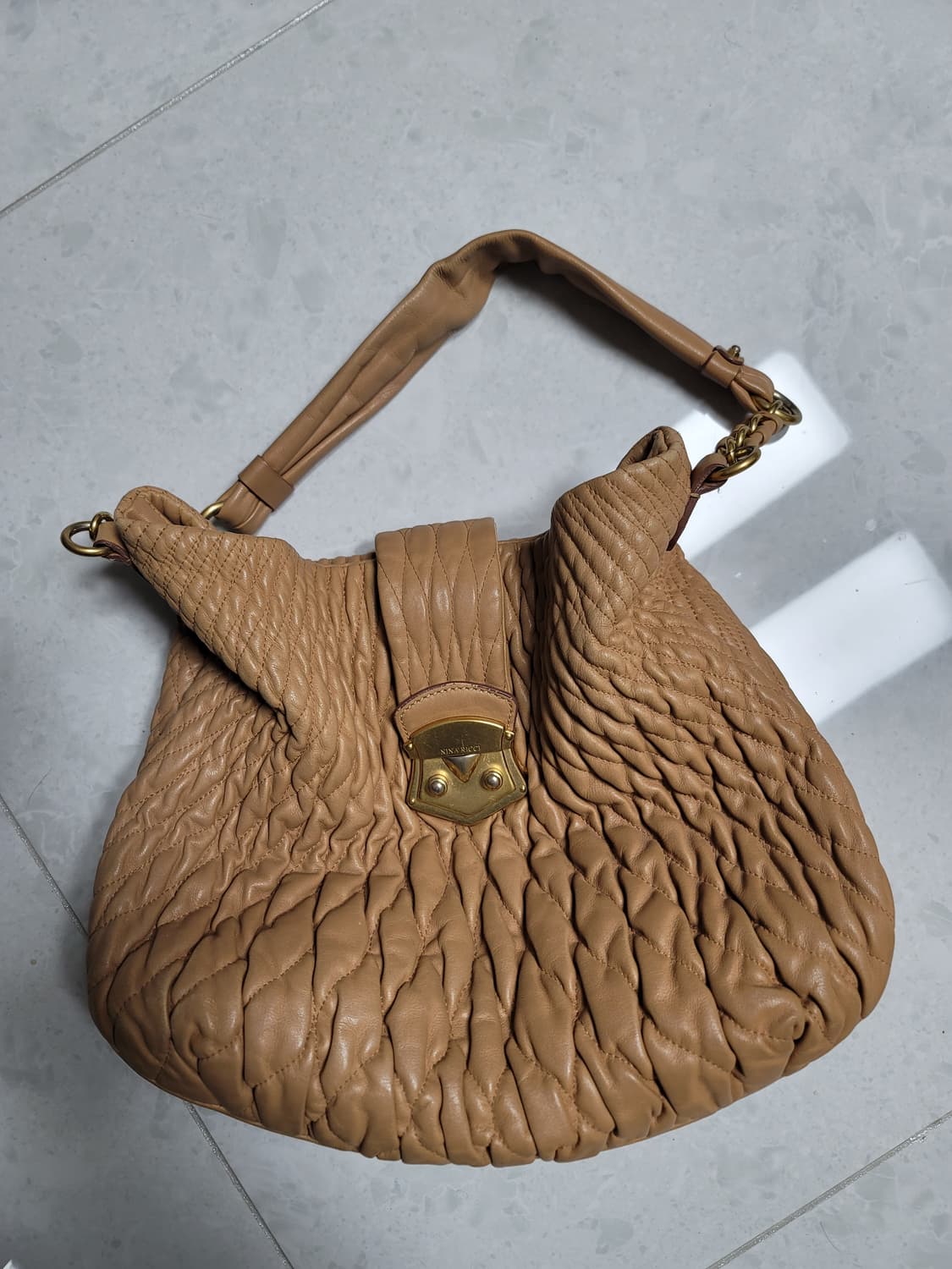 니나리치 연핑크가죽 체인 호보백

저렴하게 미우미우맛 제대로

사용감있으 상품이미지1