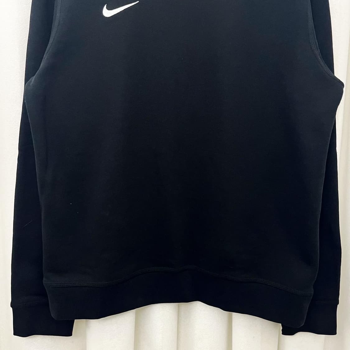 나이키 블랙 라운드 스몰로고 맨투맨 상품이미지5