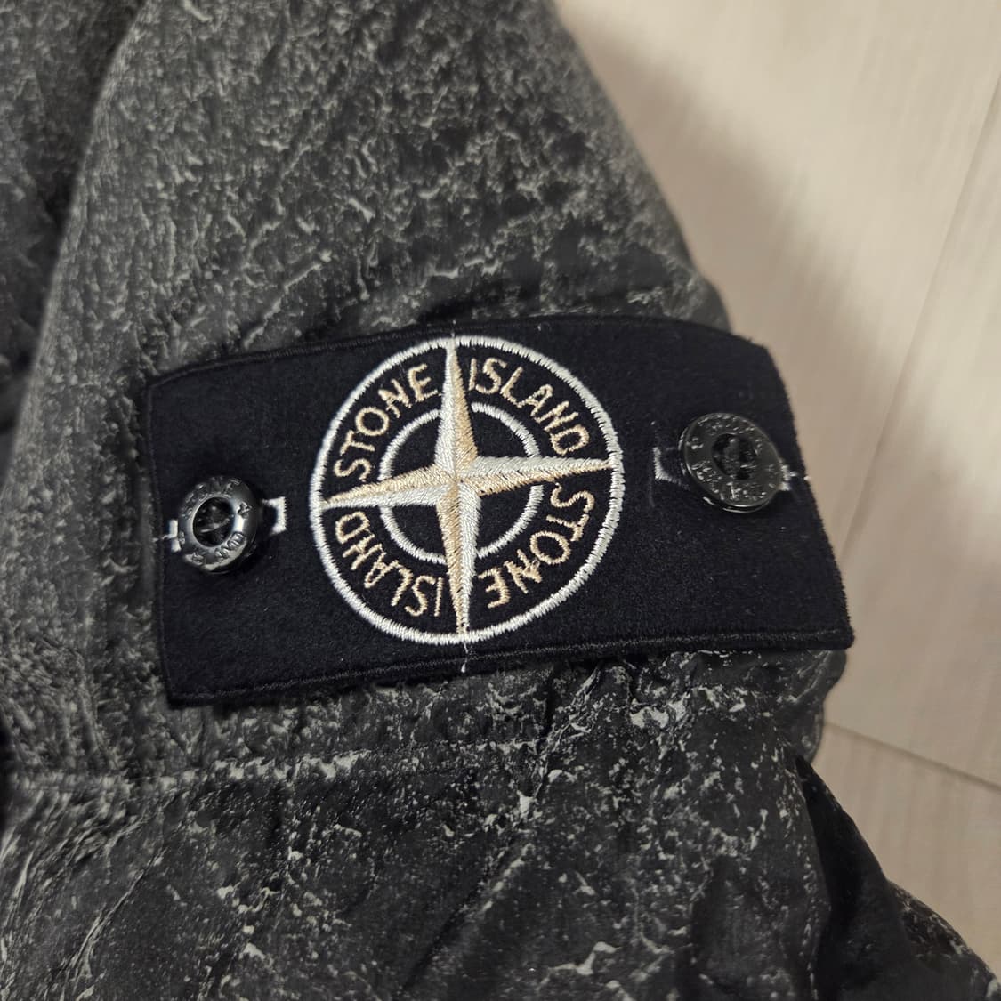 26ss 스톤아일랜드 나일론텔라 핸드 스프레이드 패딩 L 상품이미지3
