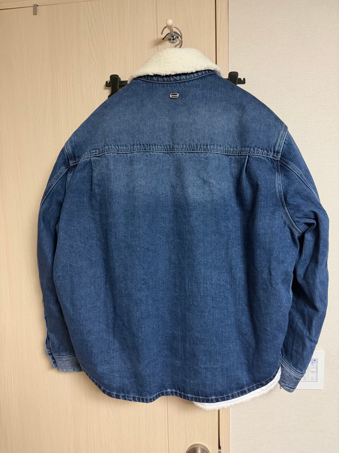 솔리드옴므 24fw 디태처블 시어링 데님 자켓 상품이미지4