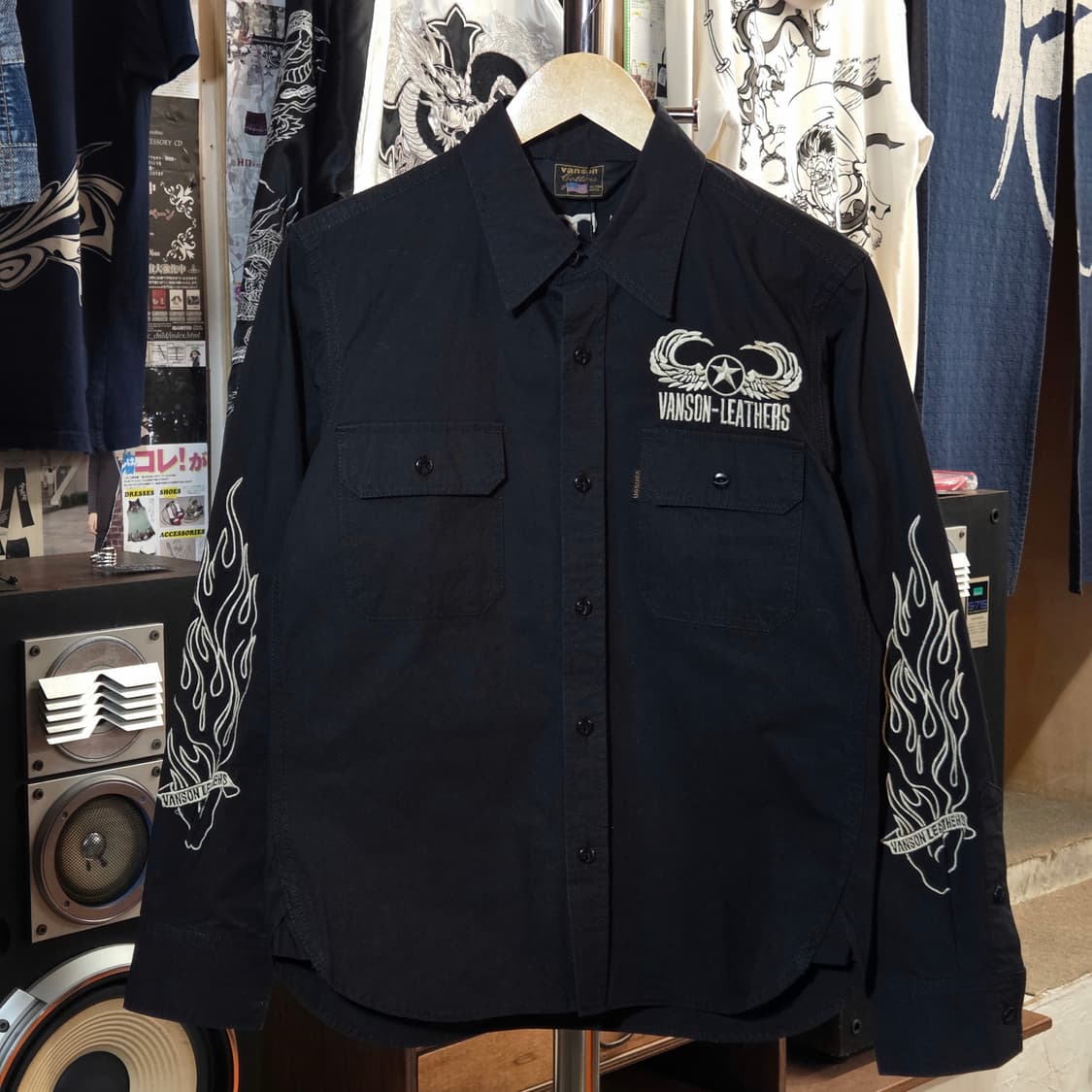 밴슨 레더 스컬 플레임 자수 셔츠 상품이미지1