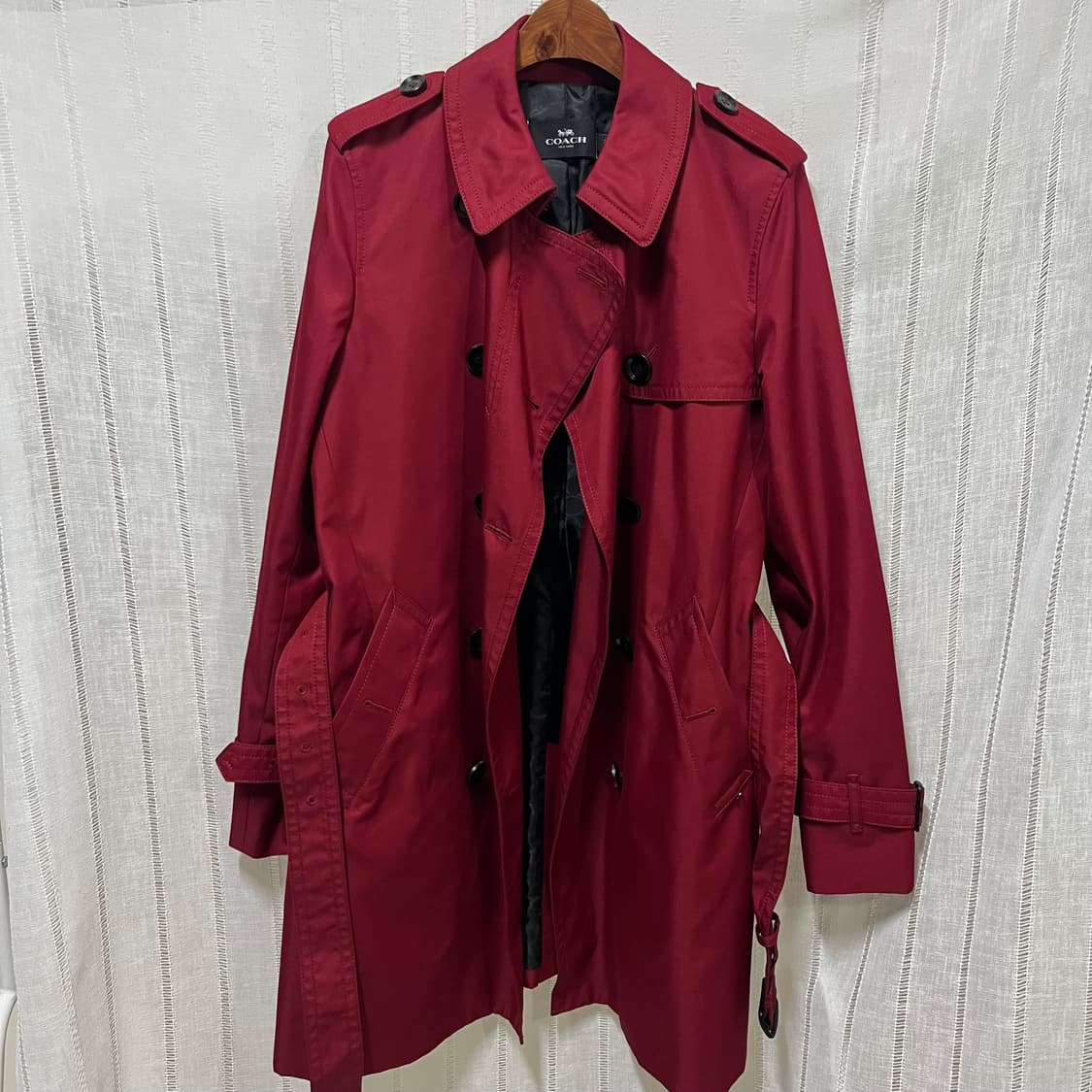 코치(Coach) 리얼 레더 로고패치 벨티드 트렌치 코트 (버건디/M) 상품이미지2