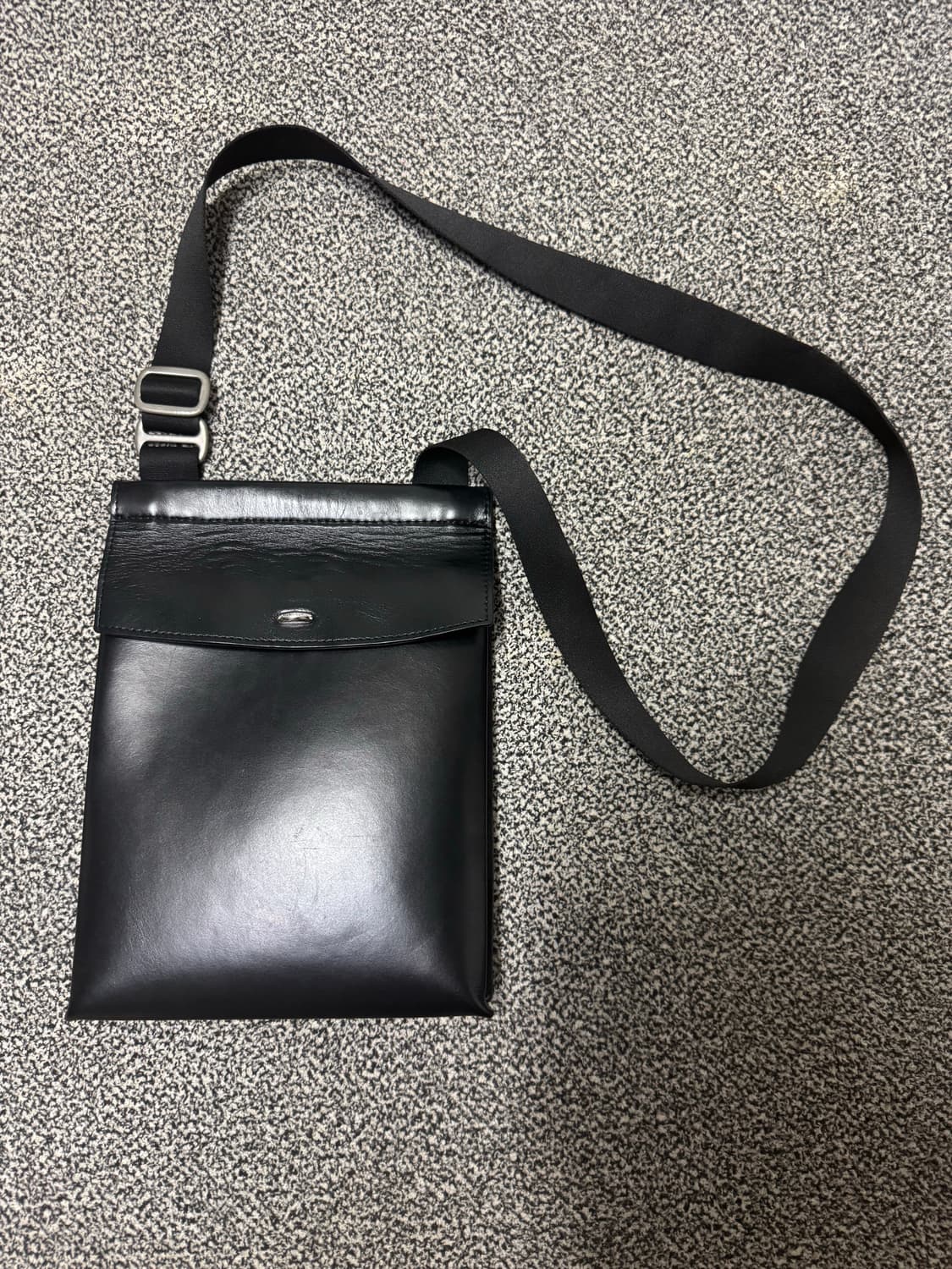 아워레가시 아몬 레더 크로스백(블랙) 상품이미지1