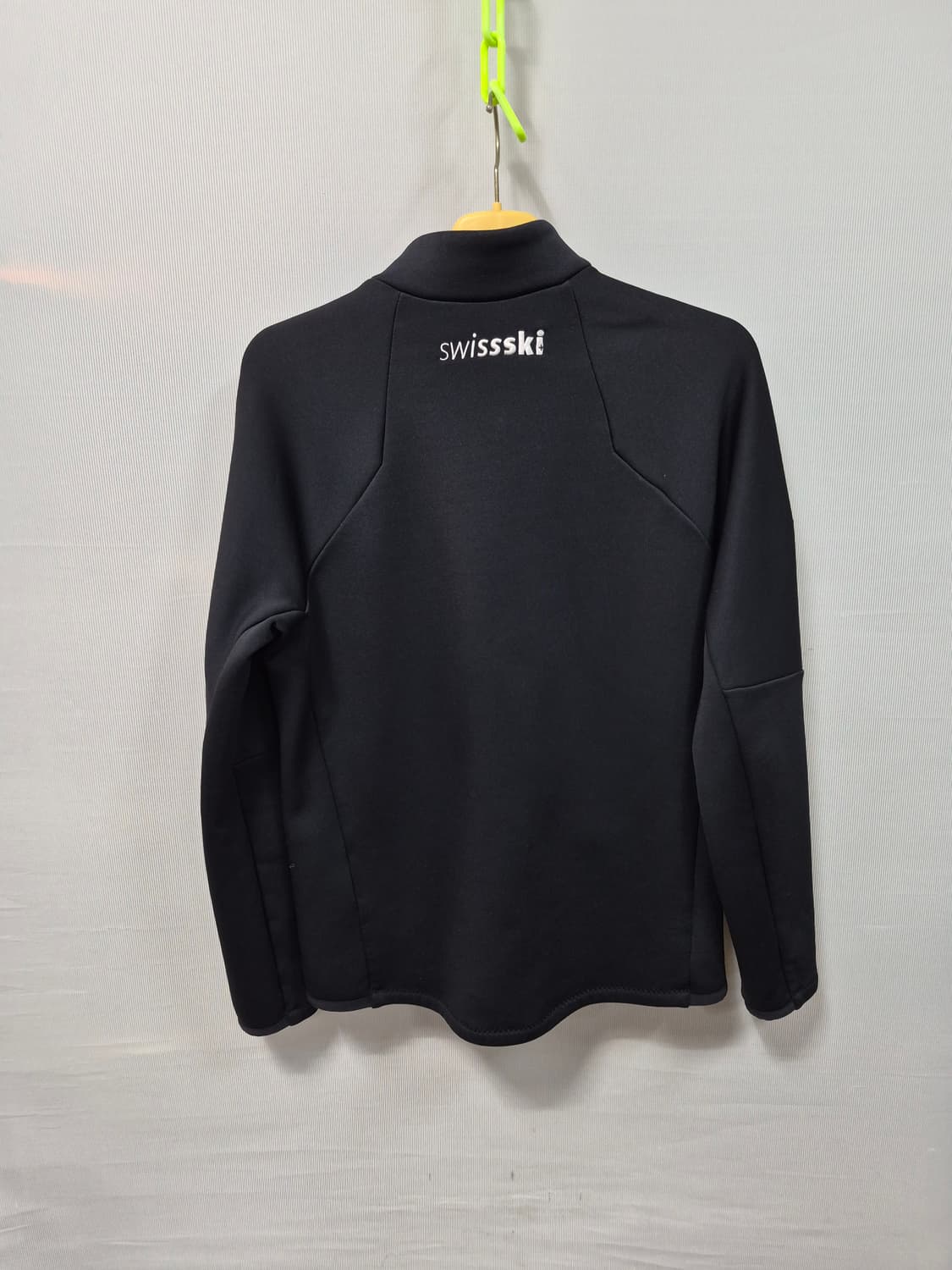 데상트 스위스 스폰서 블랙 트레이닝 자켓 남성100 상품이미지2