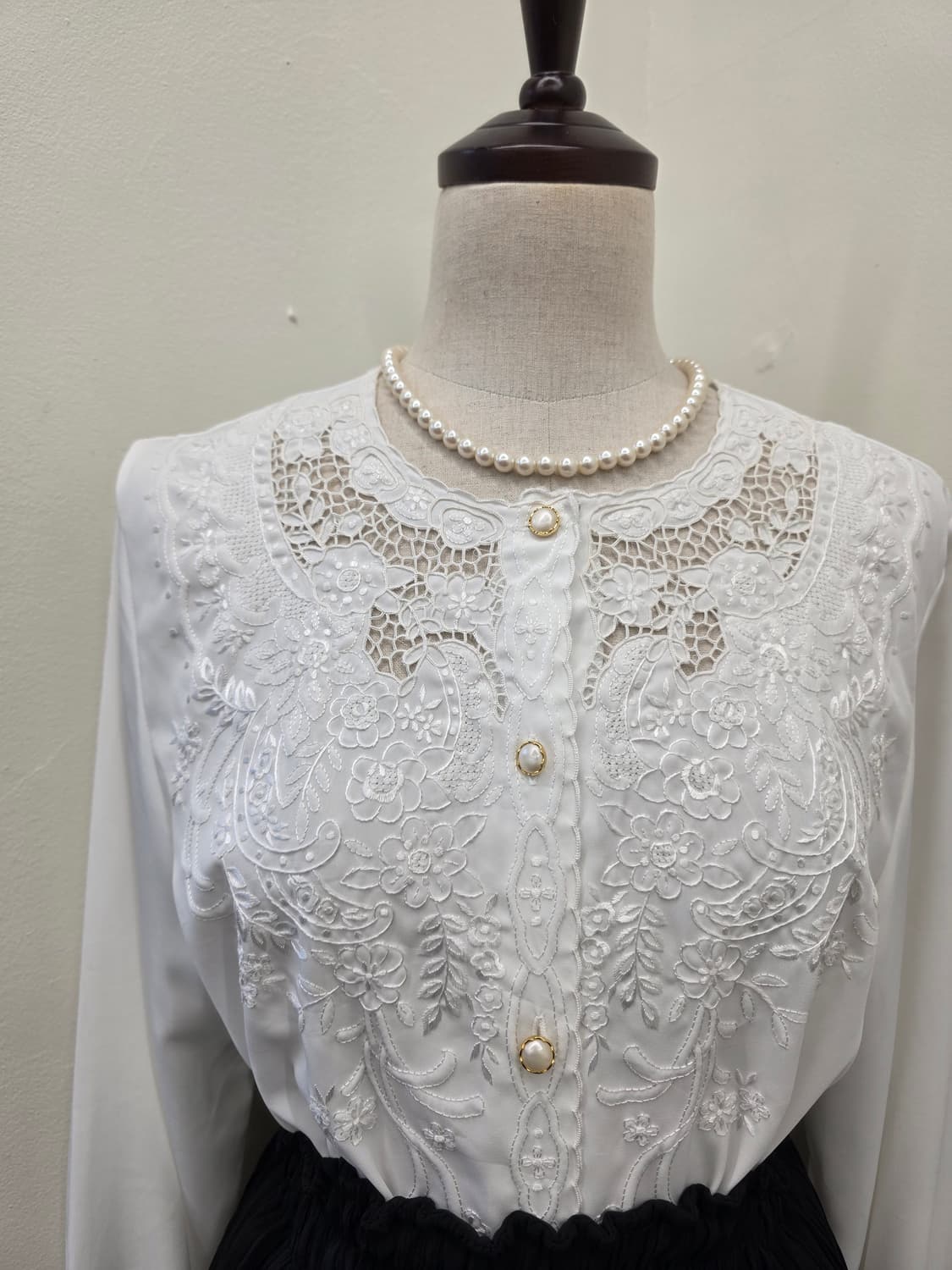 화이트 레이스 자수 블라우스 상품이미지1