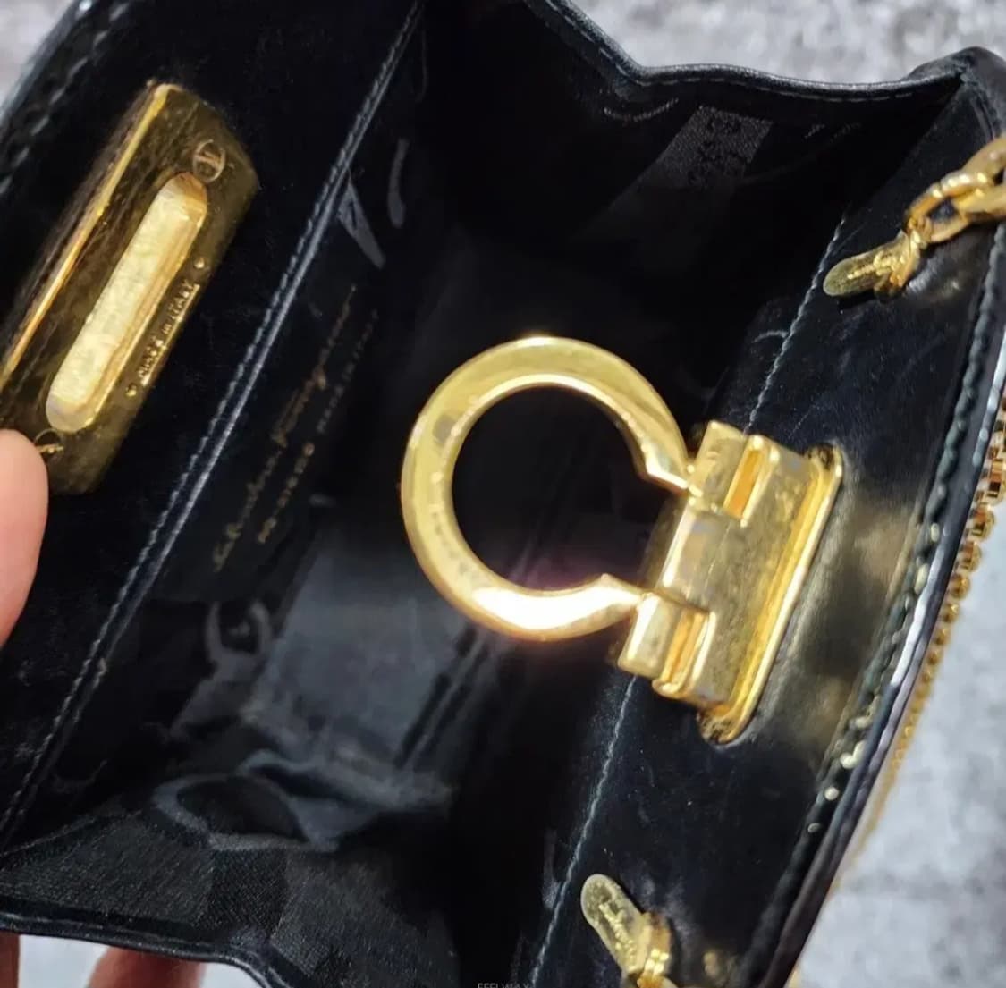 페라가모 페이턴트 미니 체인 크로스백 상품이미지7