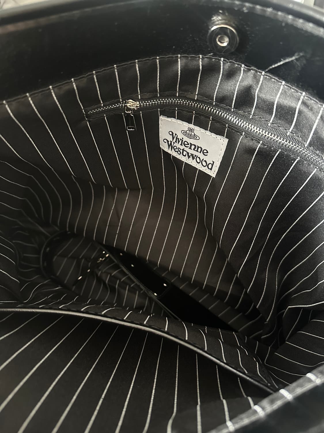 비비안웨스트우드 블랙 스웨이드 호보백 상품이미지4