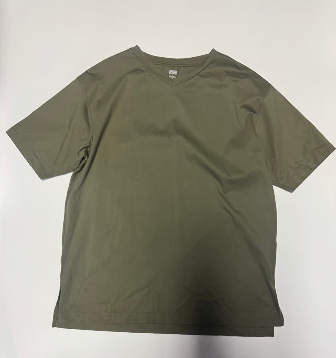 유니클로 X 띠어리 브이넥 반팔 티셔츠 XL 카키 상품이미지1