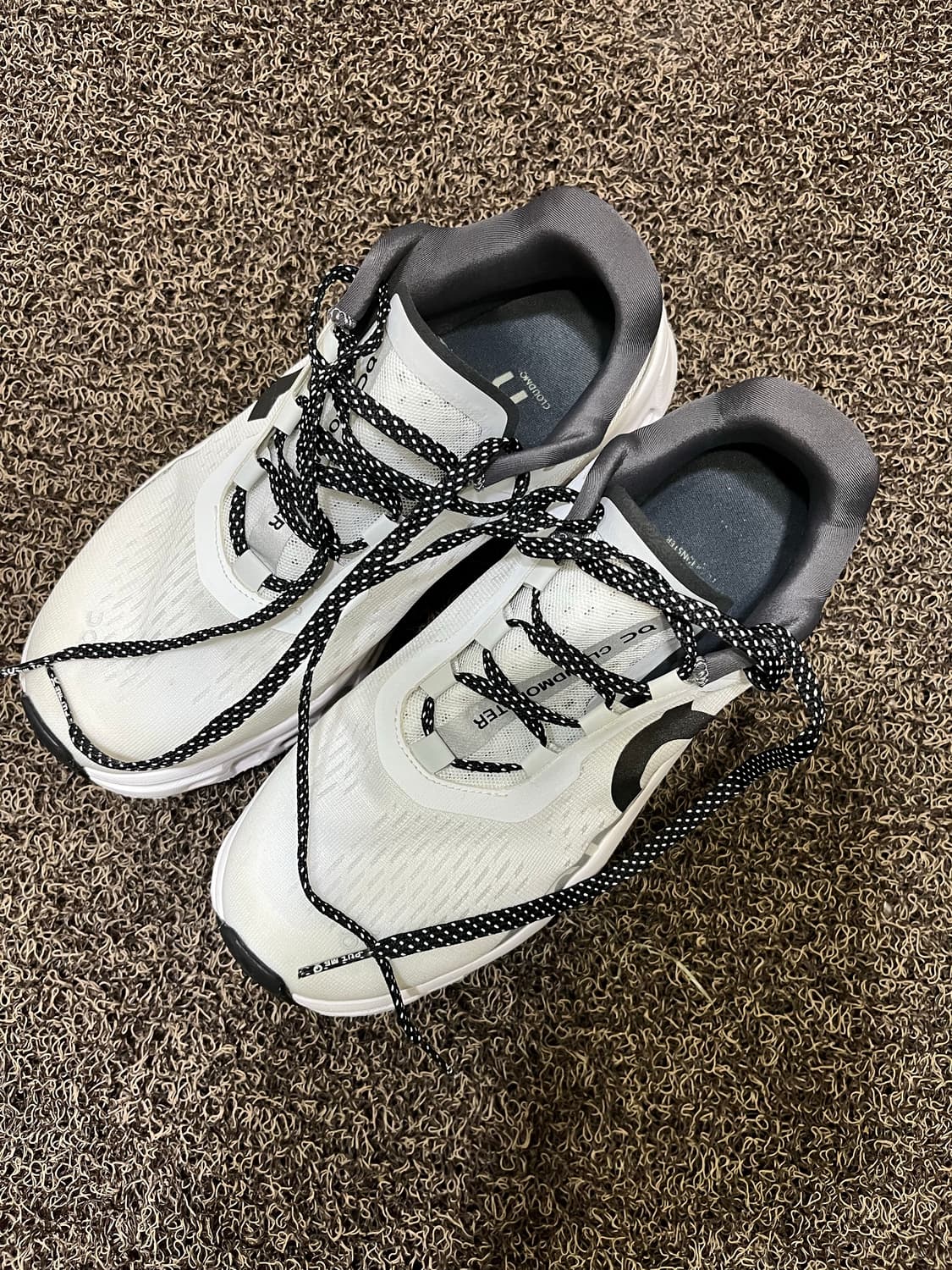 On 클라우드몬스터 / Cloudmonster White-Black 상품이미지1