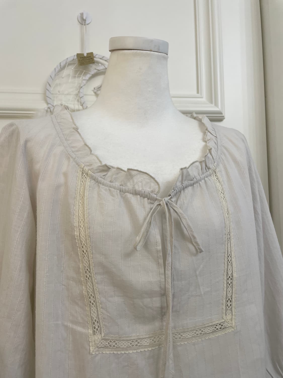 gray cotton lace point bow blouse 상품이미지6