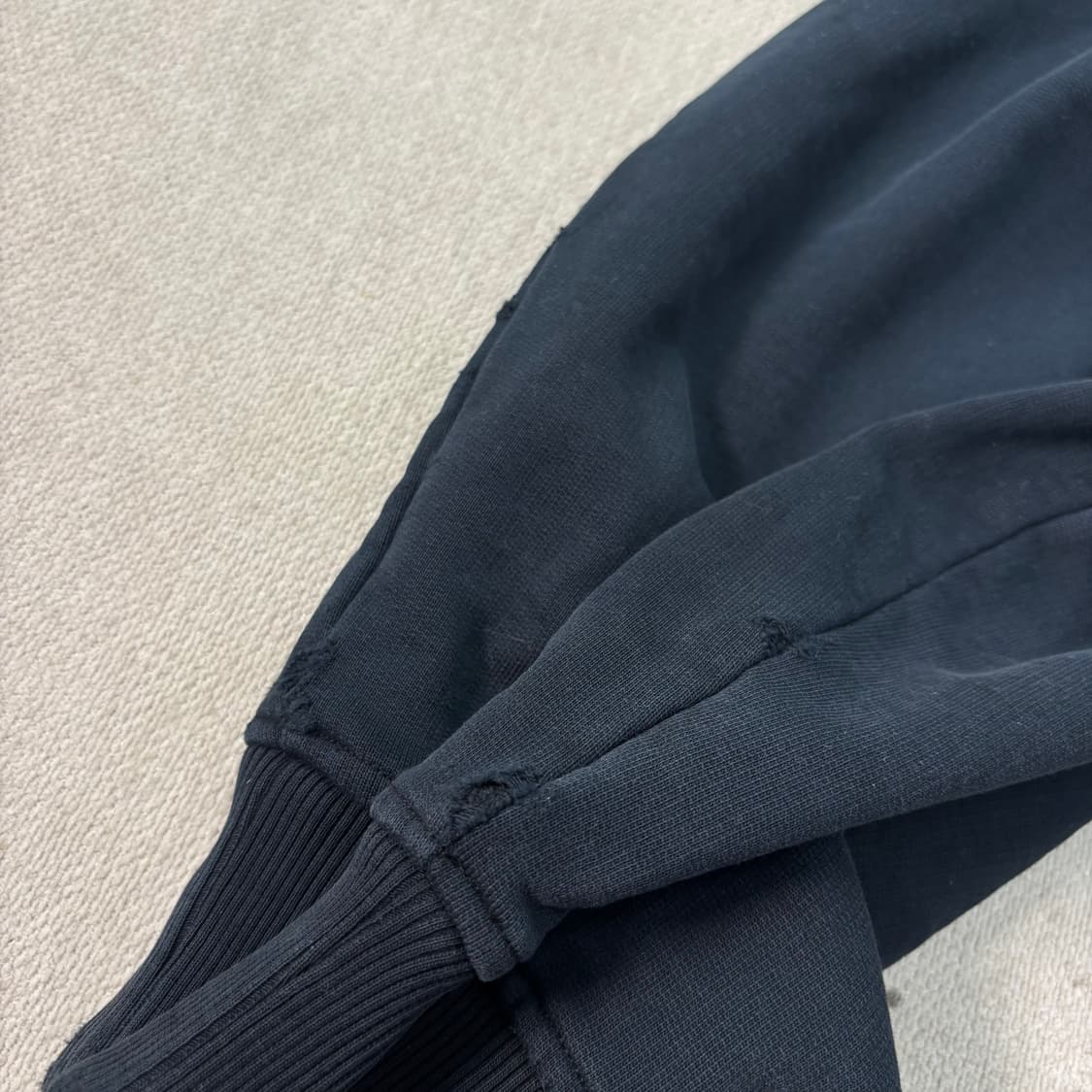 100 아미 스몰하트로고 챠콜 맨투맨  상품이미지5