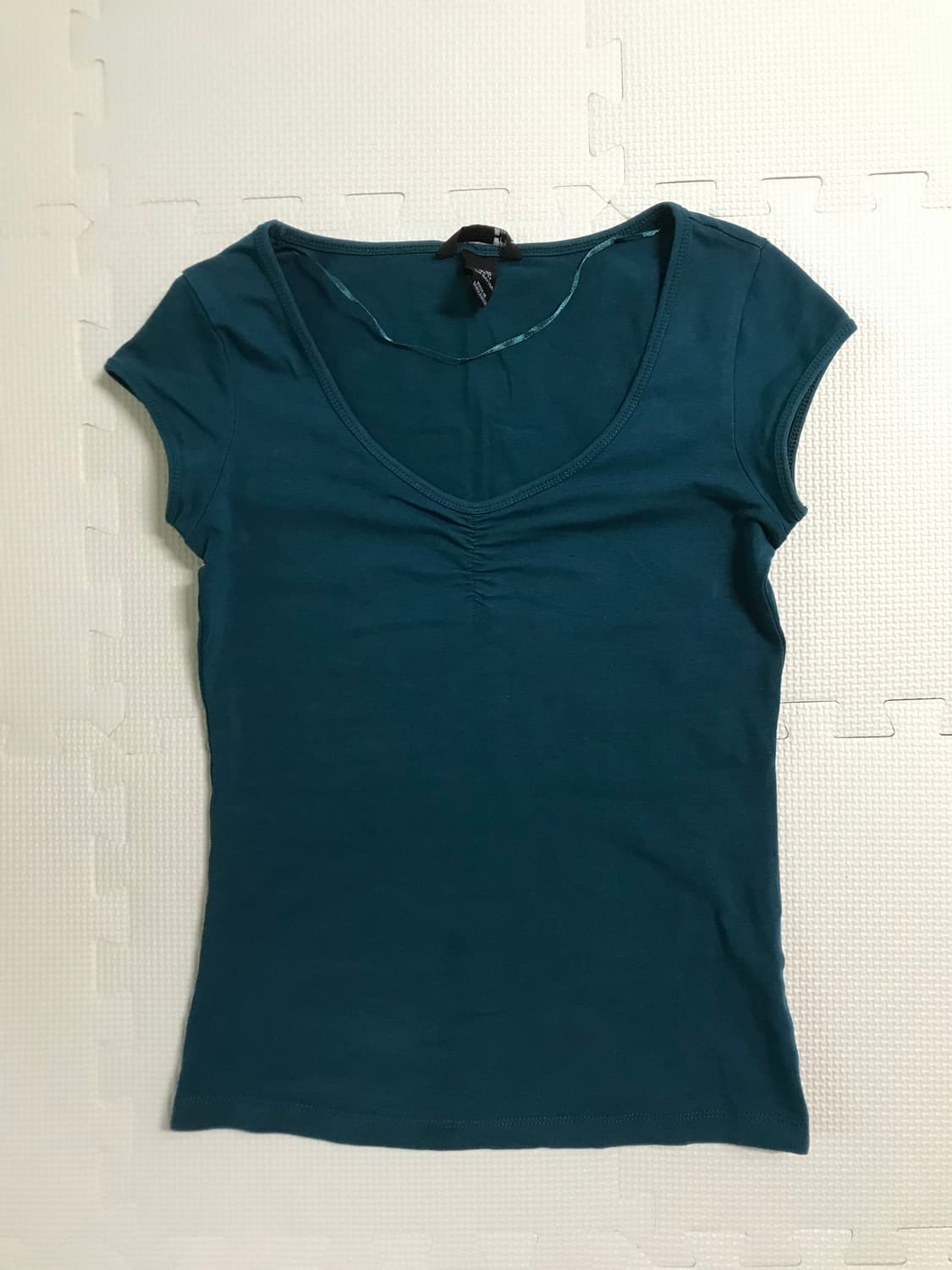 H&M 브이넥 셔링 캡소매 반팔티 상품이미지2