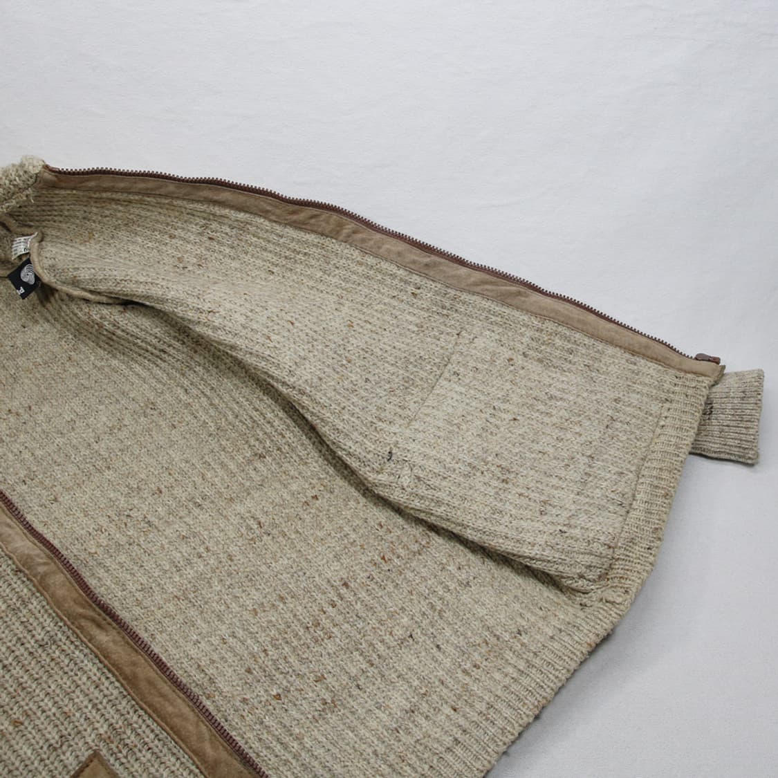 (착용컷) DIPLODOCUS 스웨이드 니트 자켓 (남성용 100) 상품이미지7