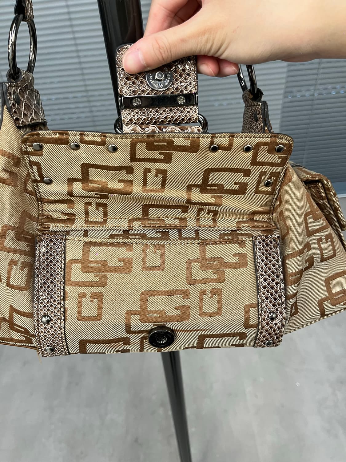Guess Brown Logo Shoulder Bag 상품이미지10
