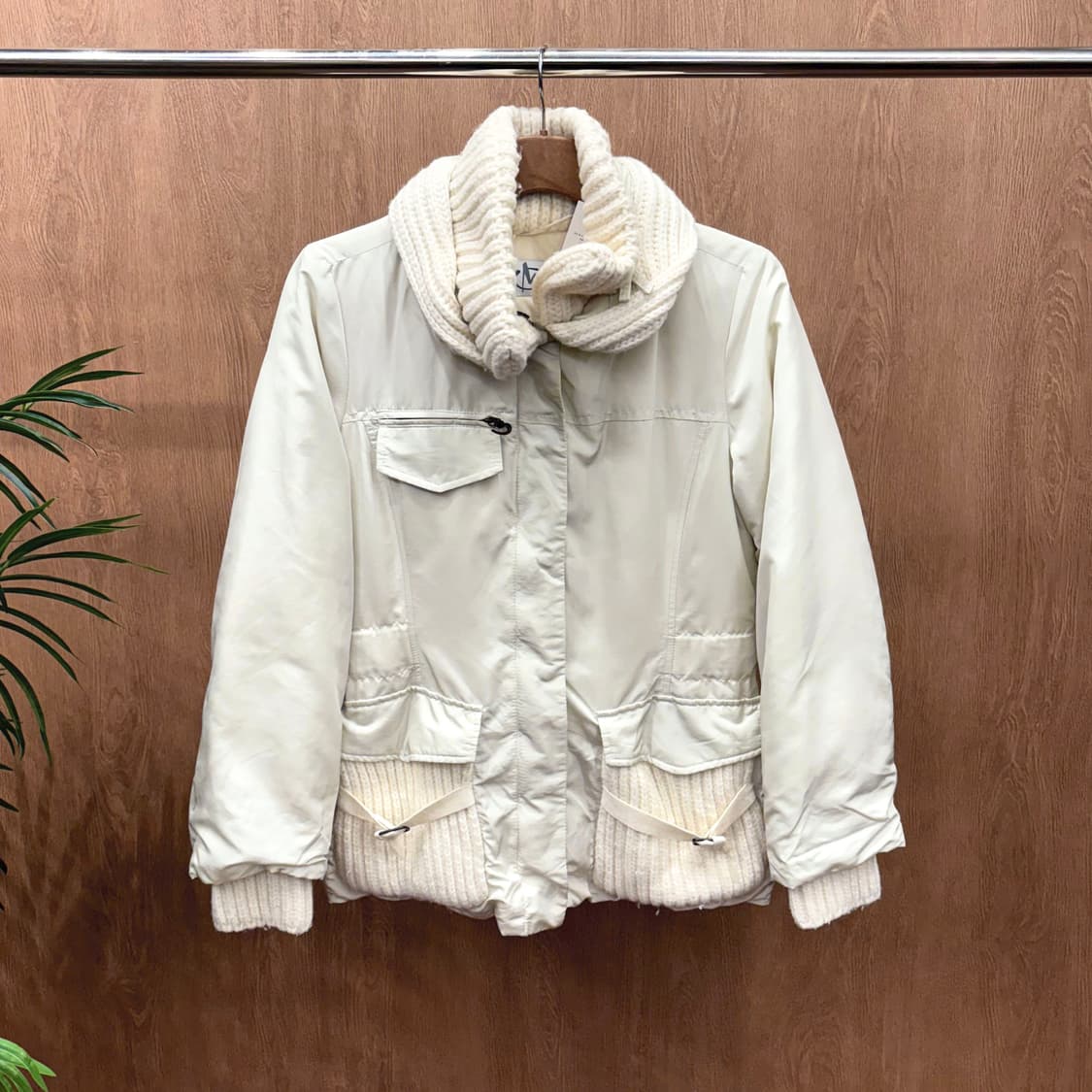 마렐라 스포츠 다운 점퍼 니트 믹스 넥 포켓 스트랩 디테일 아이보리 상품이미지1