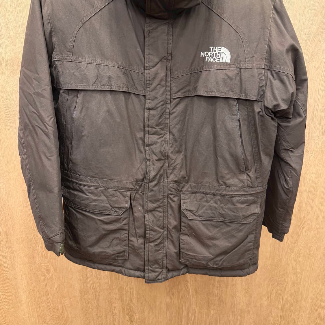 노스페이스 하이벤트 기능성 패딩 자켓 하단 포켓 로고 자수 디테일 브라운 상품이미지5