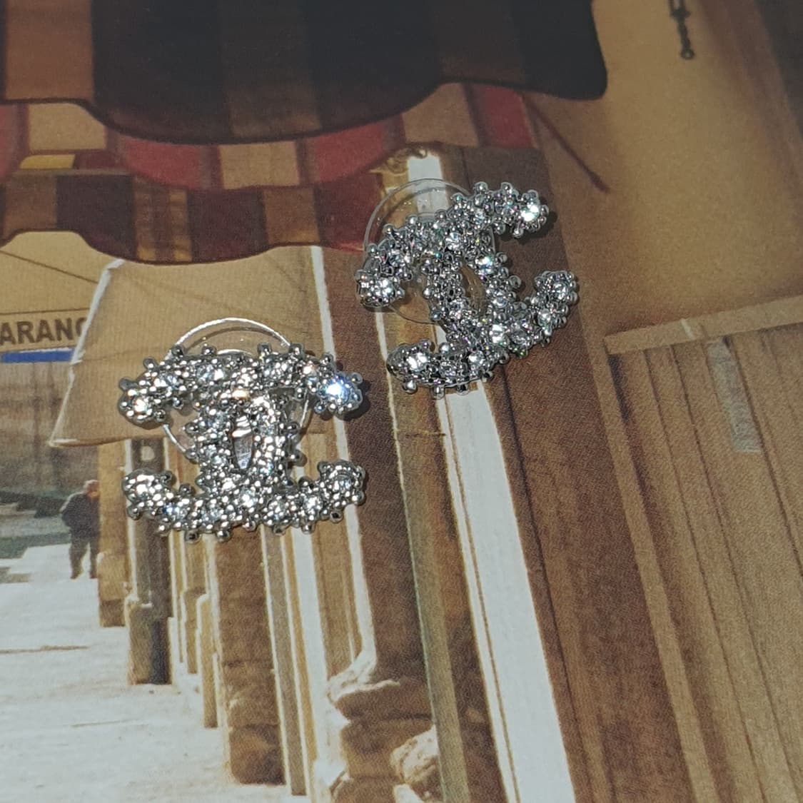 샤넬 업사이클링 스노우 CC로고 귀걸이 상품이미지1