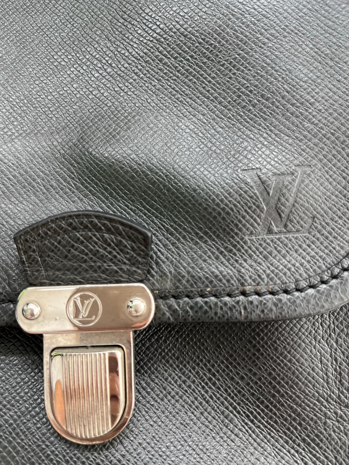 루이비통 타이가 알렉세이 크로스백 블랙 상품이미지10