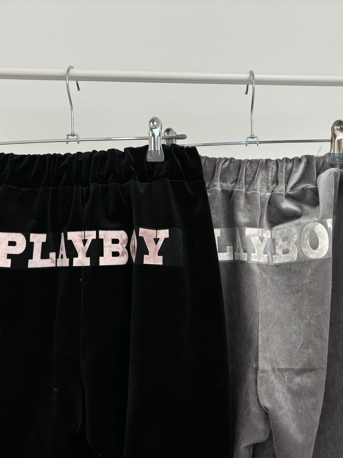 플레이보이 레터링 벨벳 사이드라인 밴딩 조거팬츠 상품이미지1