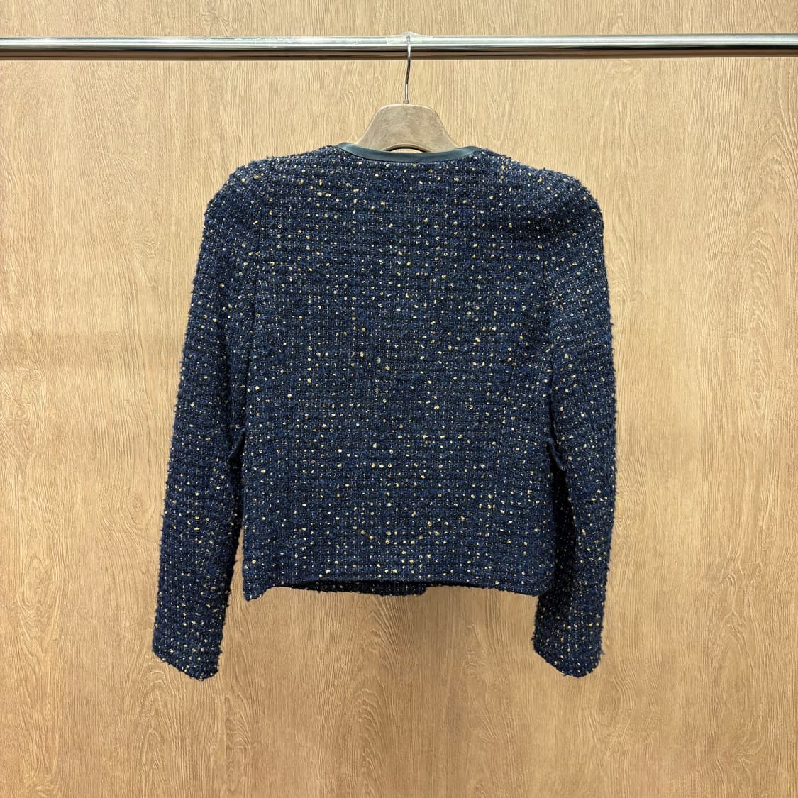 산드로 노카라 트위드 자켓 골드 컬러 포인트 믹스 포켓 디테일 네이비 상품이미지3