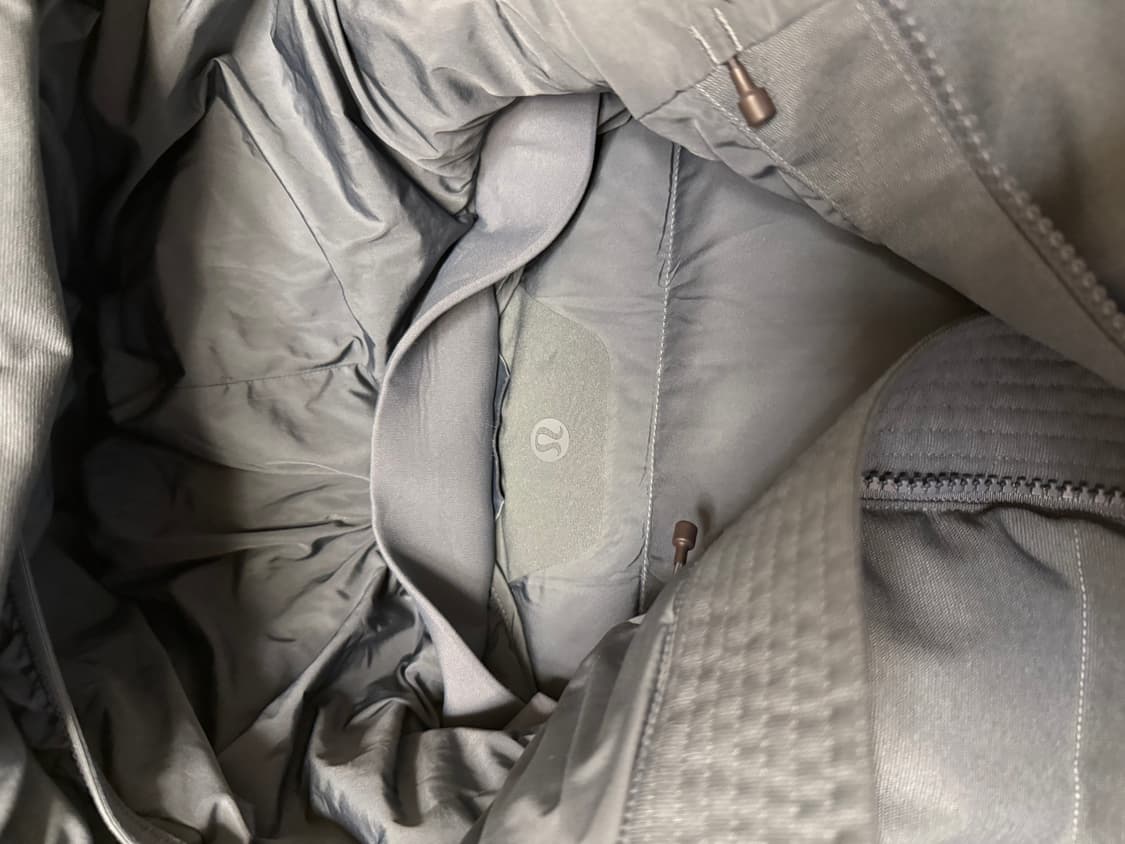 룰루레몬 남성 구스다운 패딩 M사이즈입니다. 색상은 무난한 하늘빛색상 , 상품이미지6