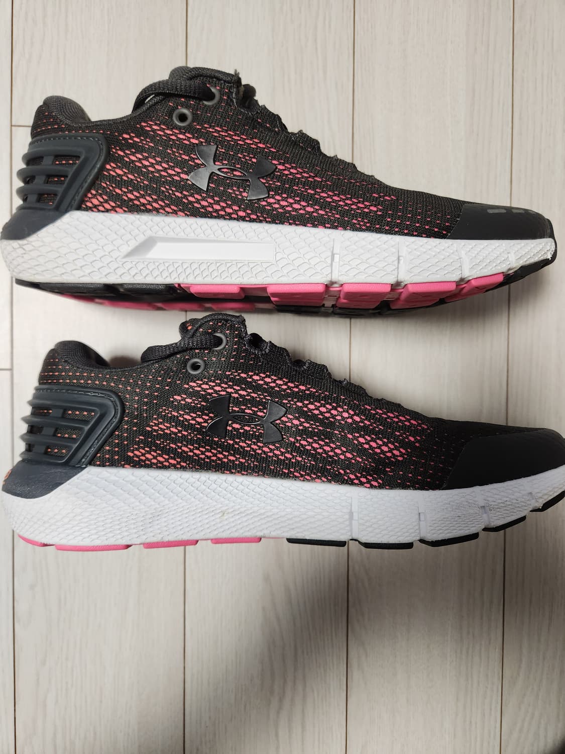 언더아머 운동화 차지드 로그 런닝화 헬스화 사이즈240

아웃솔 사용감외 상품이미지6