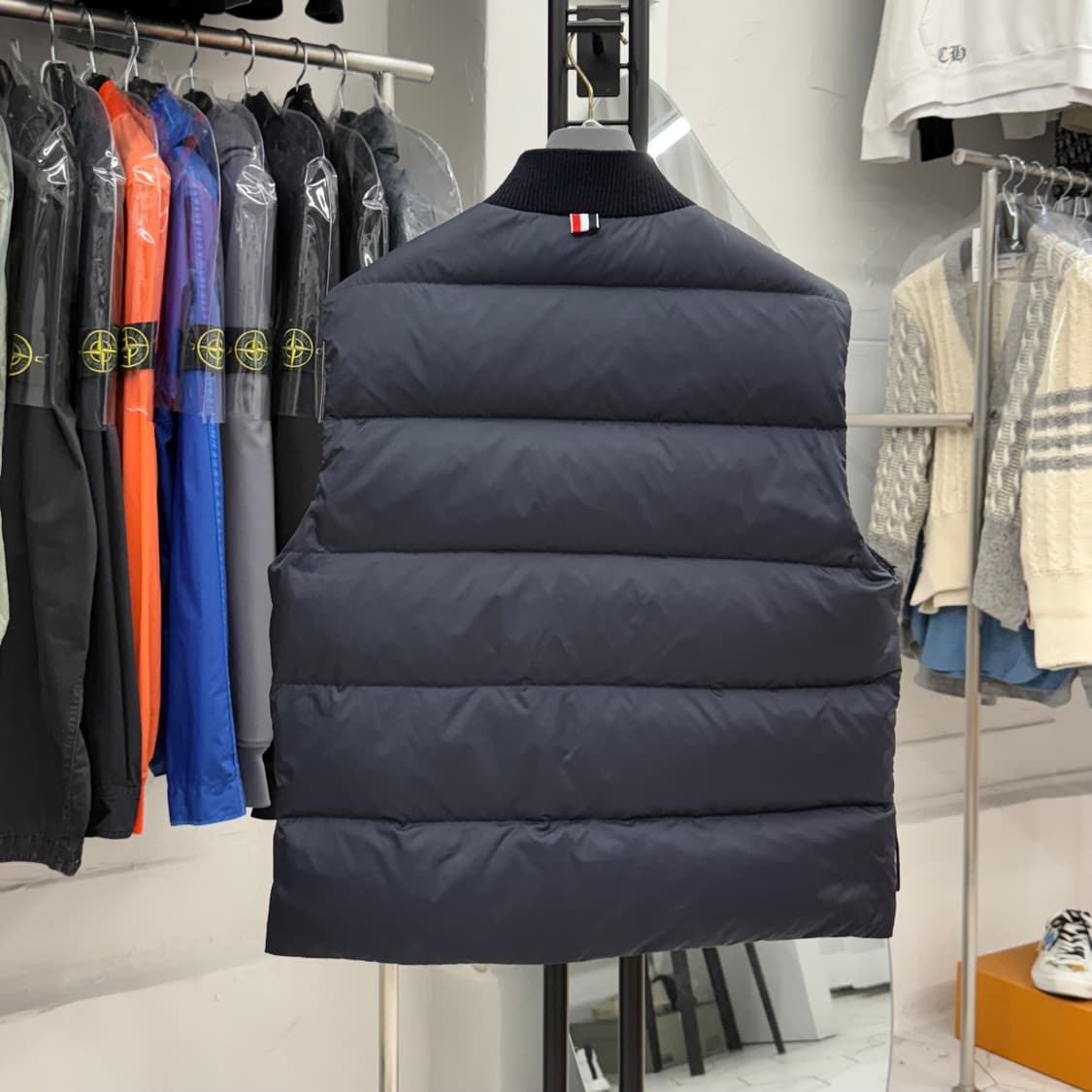 [4] 톰브라운 사선 나일론 금장 조끼패딩 상품이미지2