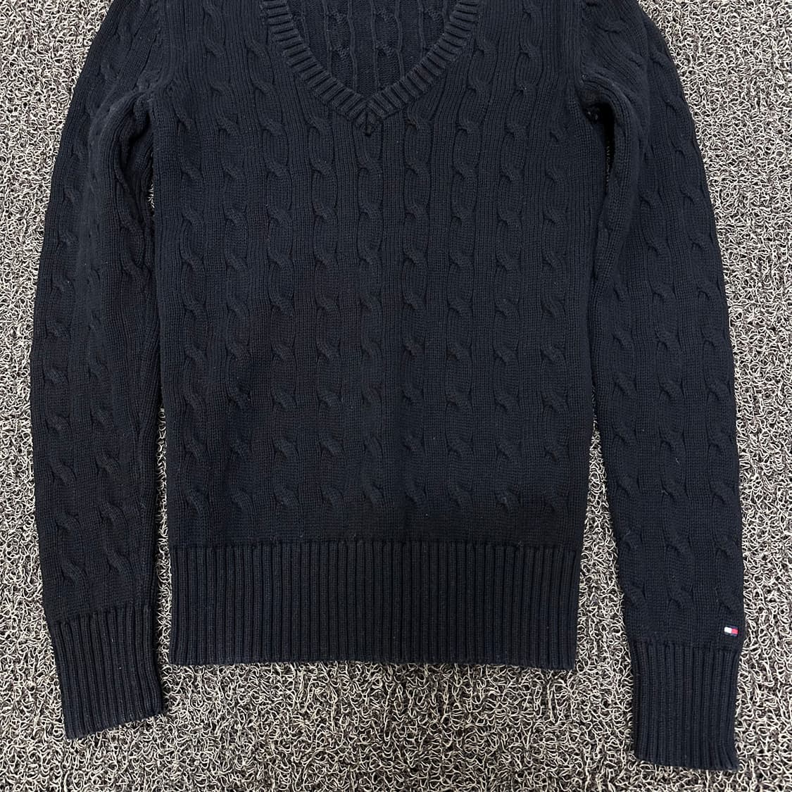 타미힐피거 여성 브이넥 케이블 꽈배기 니트 블랙 XS 상품이미지3