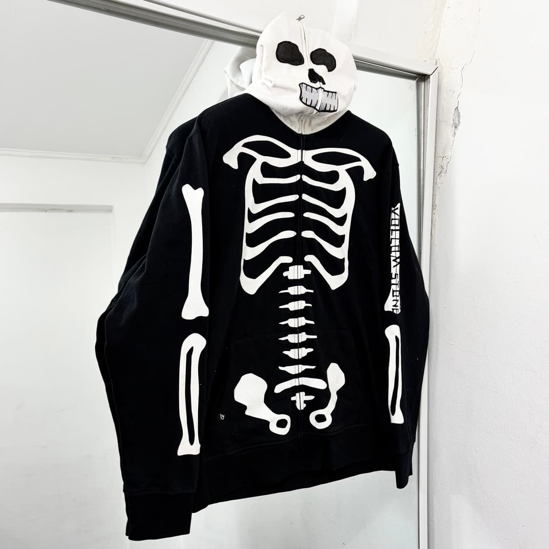 Volcom 스켈레톤 본 후드 집업 상품이미지1