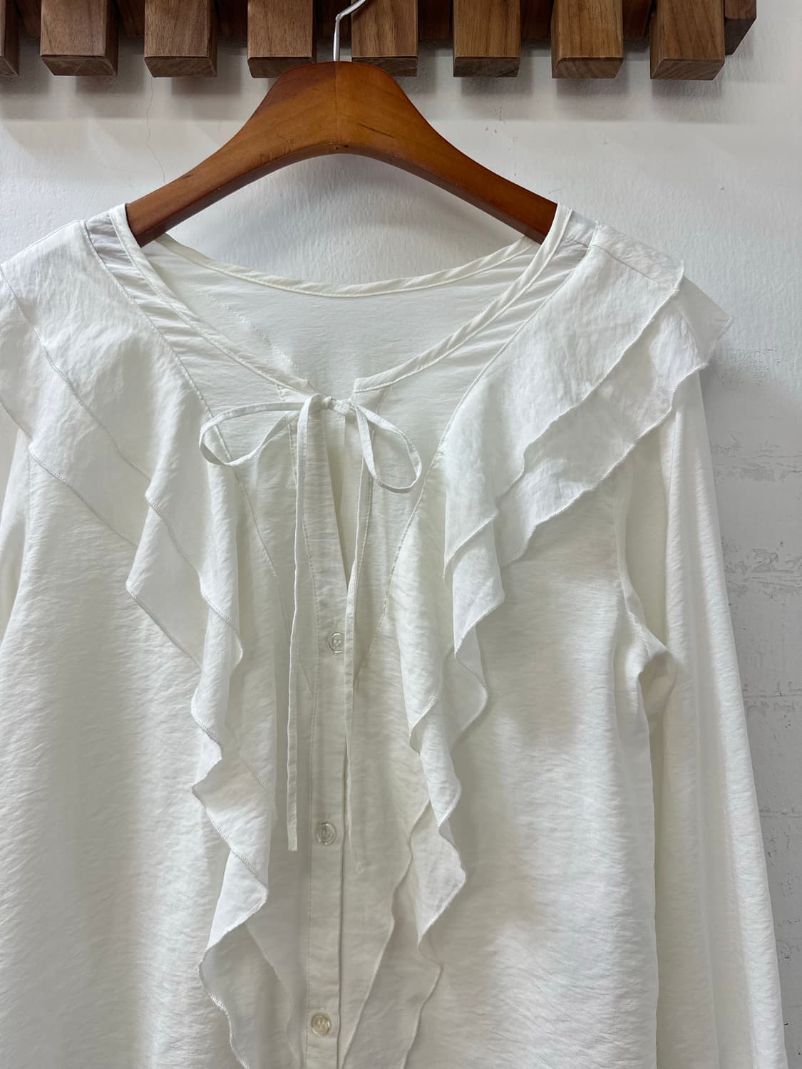 일본빈티지 러플 리본 프론트 버튼 디테일 슬릿 블라우스 상품이미지2