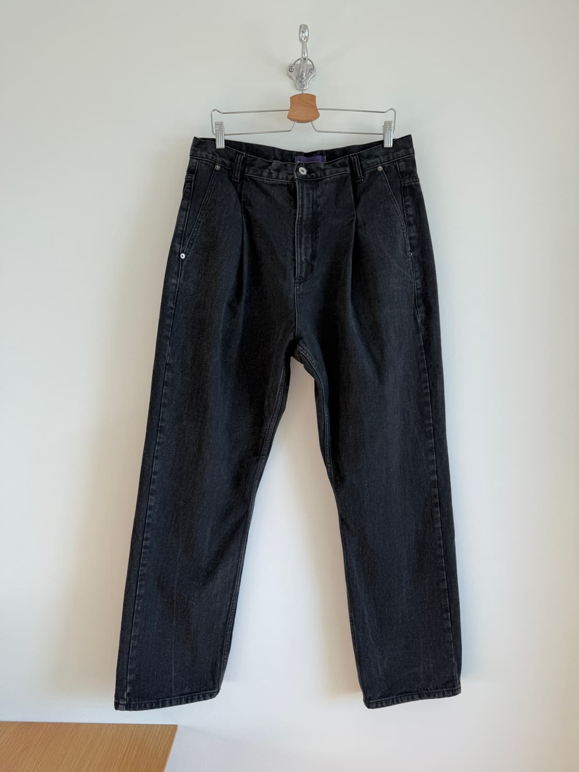 비슬로우(BESLOW) 턱 흑청 데님 팬츠 상품이미지1