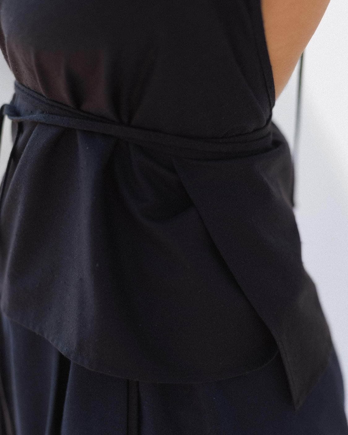 [XS,S,M]베이스레인지 25fw Apron 랩 롱 슬리브리스 탑/블랙 상품이미지5