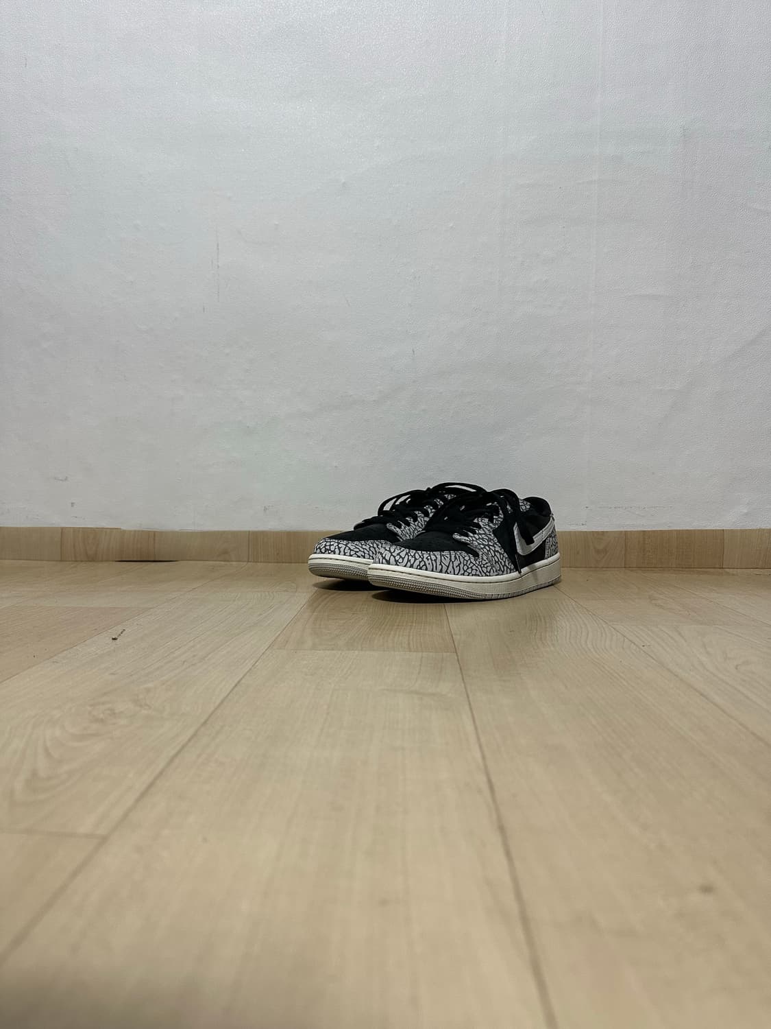 조던 1 로우 블랙 시멘트 상품이미지1
