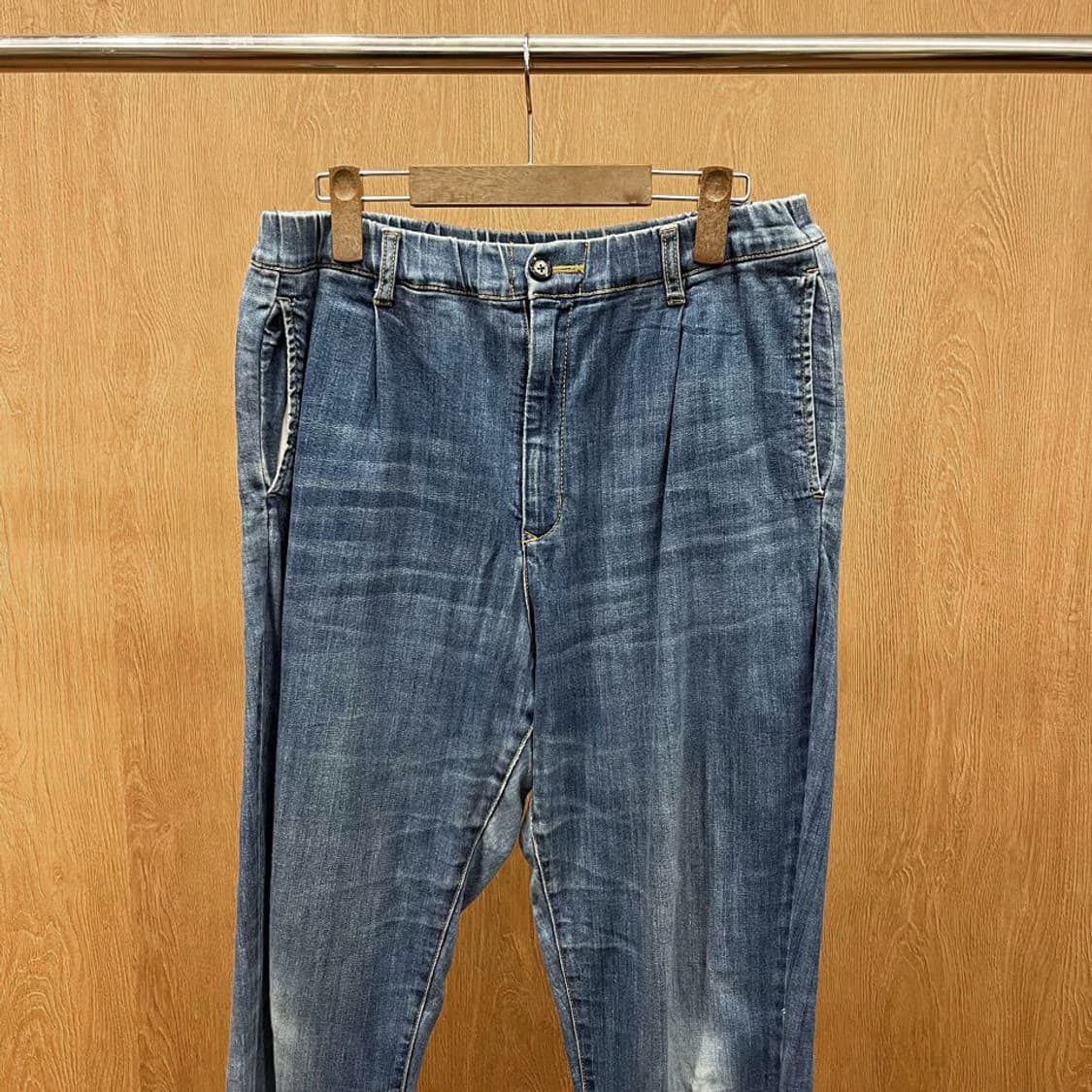 이세이미야케 플랜테이션 코튼 데님 팬츠 하프 밴딩 워싱 포켓 디테일 중청 상품이미지4