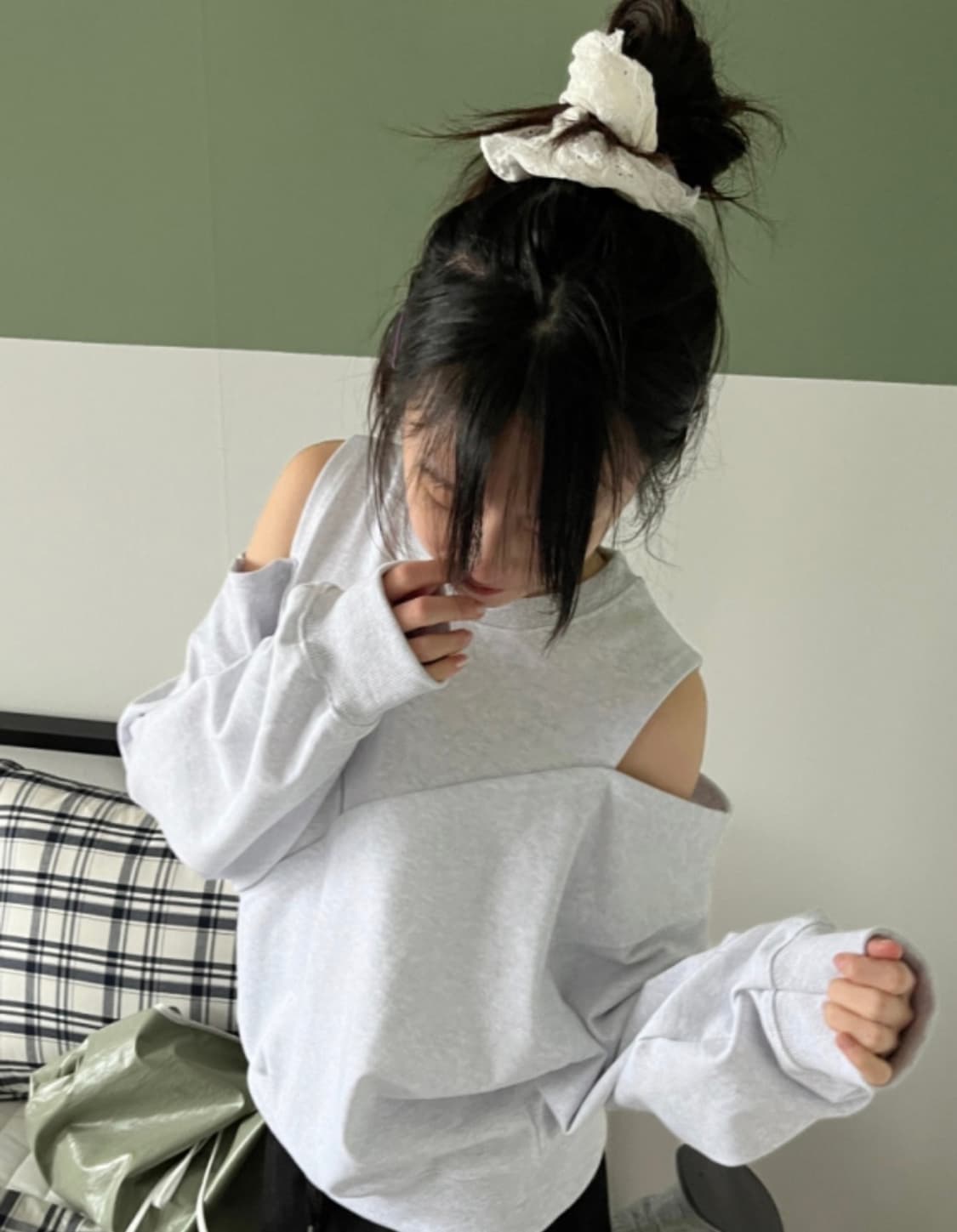 김아홉 크로스 숄더 트임 맨투맨 상품이미지1