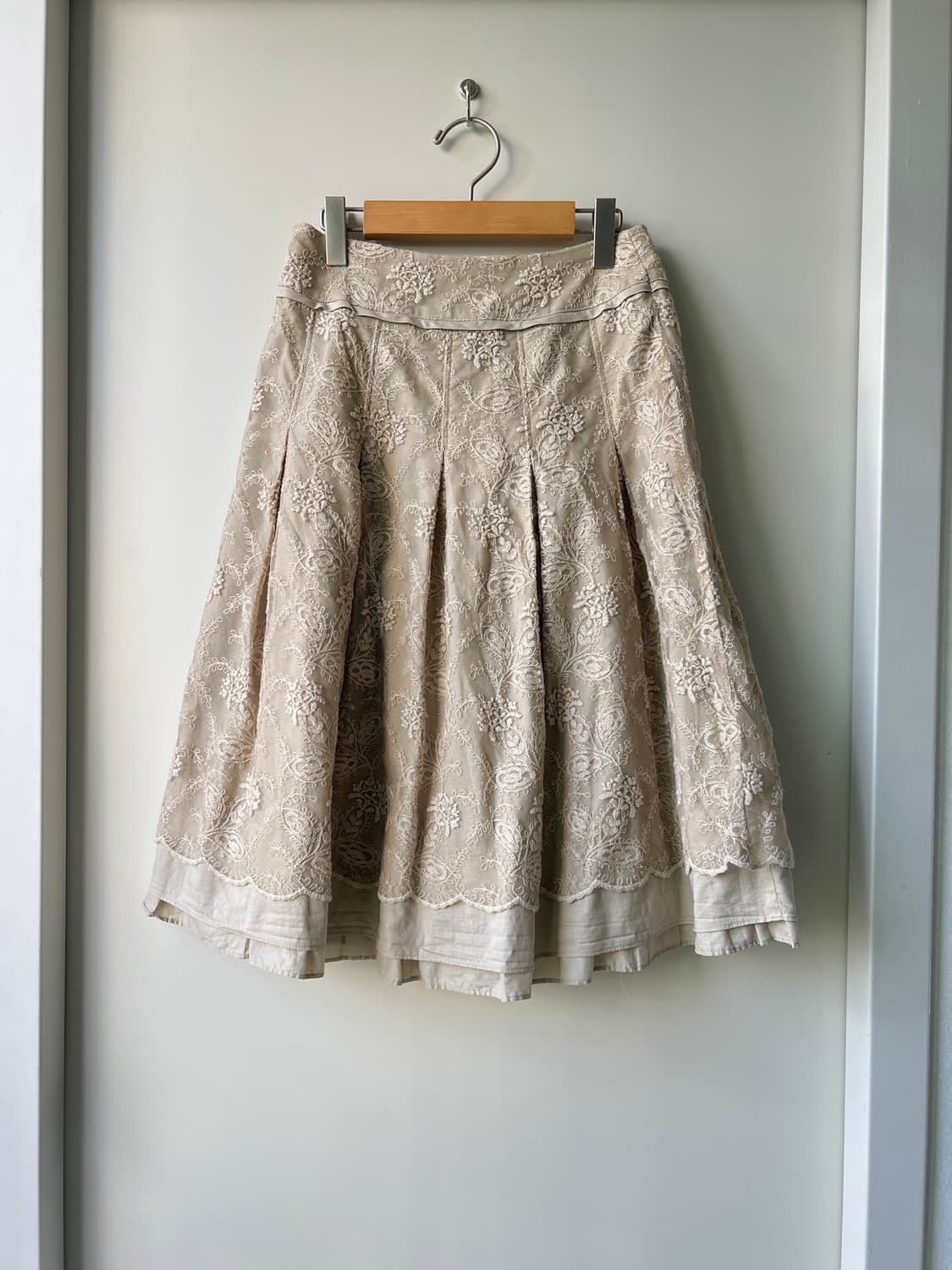 베이지 플라워 자수 미디 스커트 상품이미지1