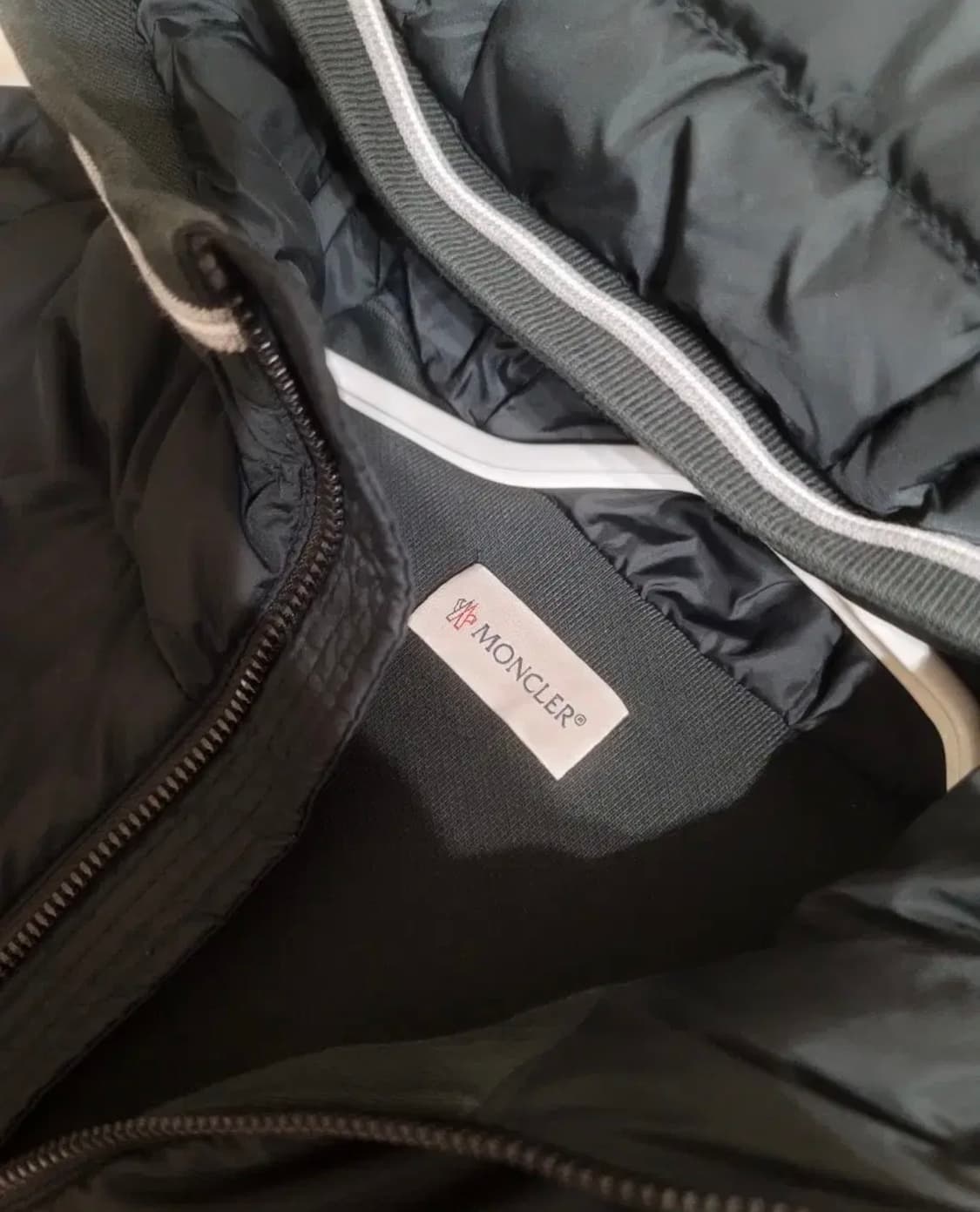 몽클레어 후드 패딩 L 사이즈 하자전혀 없습니다 좋은가격에 판매해요 상품이미지4