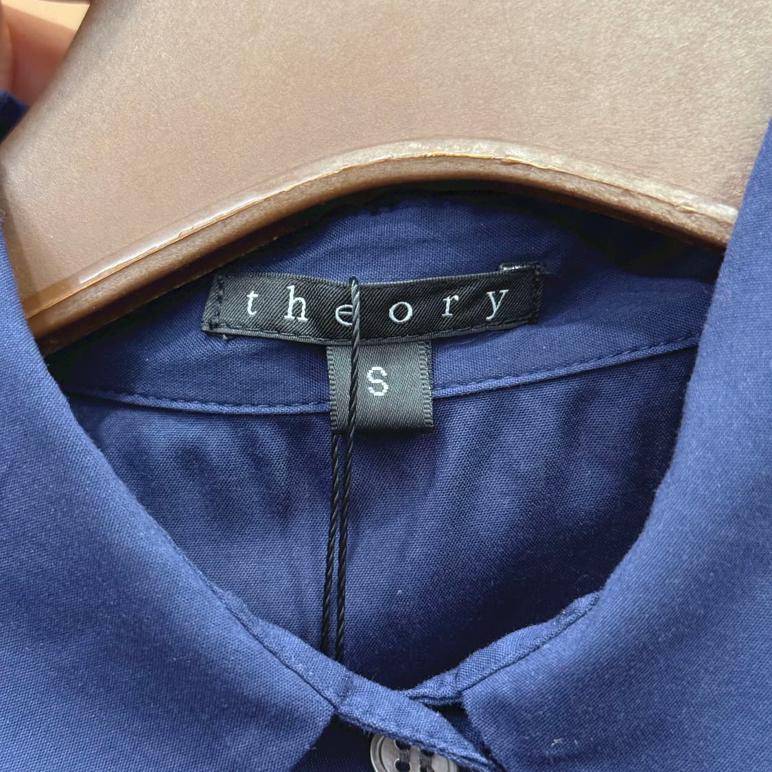 띠어리 긴팔 셔츠 전면 핀턱 디테일 블라우스 슬림핏 네이비 상품이미지7