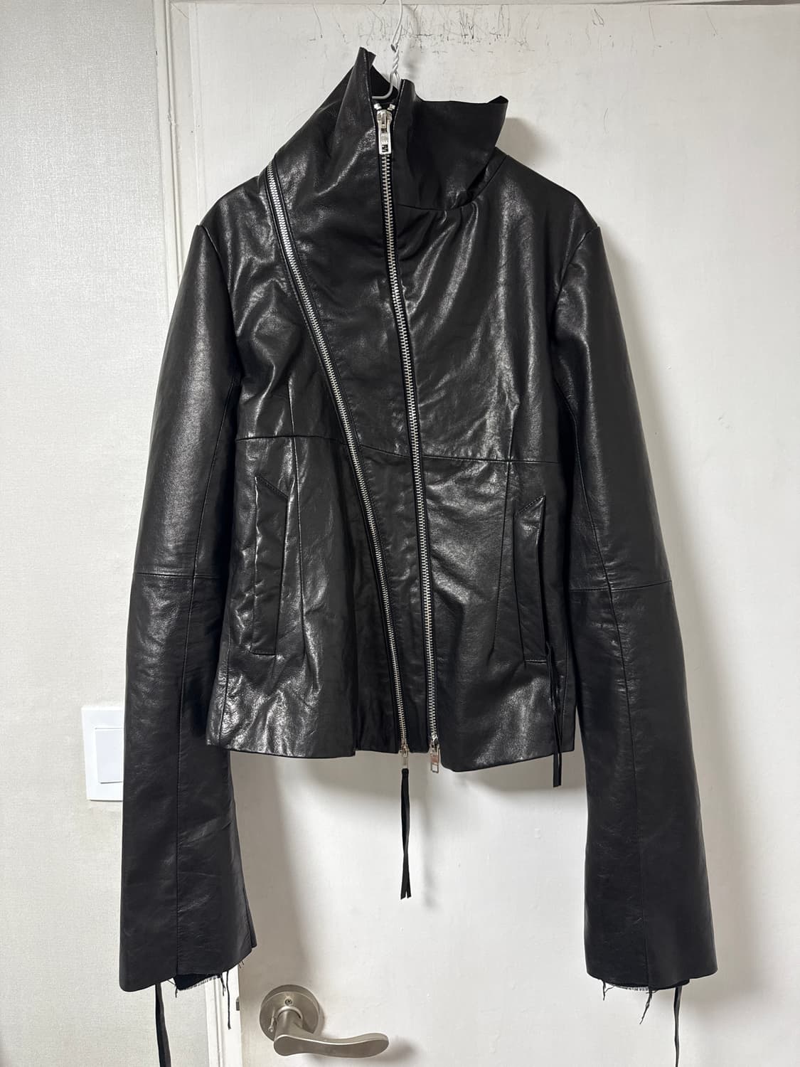 Dox 서울  / 아커맨 테이퍼드 하이넥 램스킨 레더자켓 상품이미지3