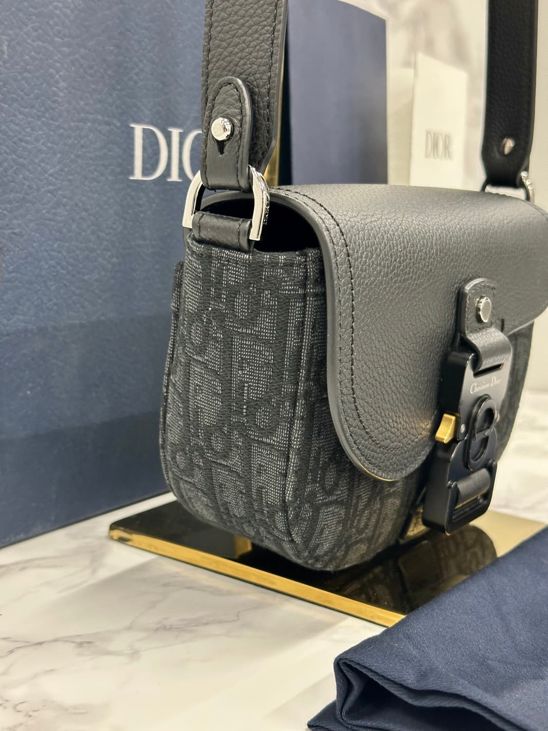 디올 새들 미니 플랩 스트랩 크로스백 블랙 상품이미지4