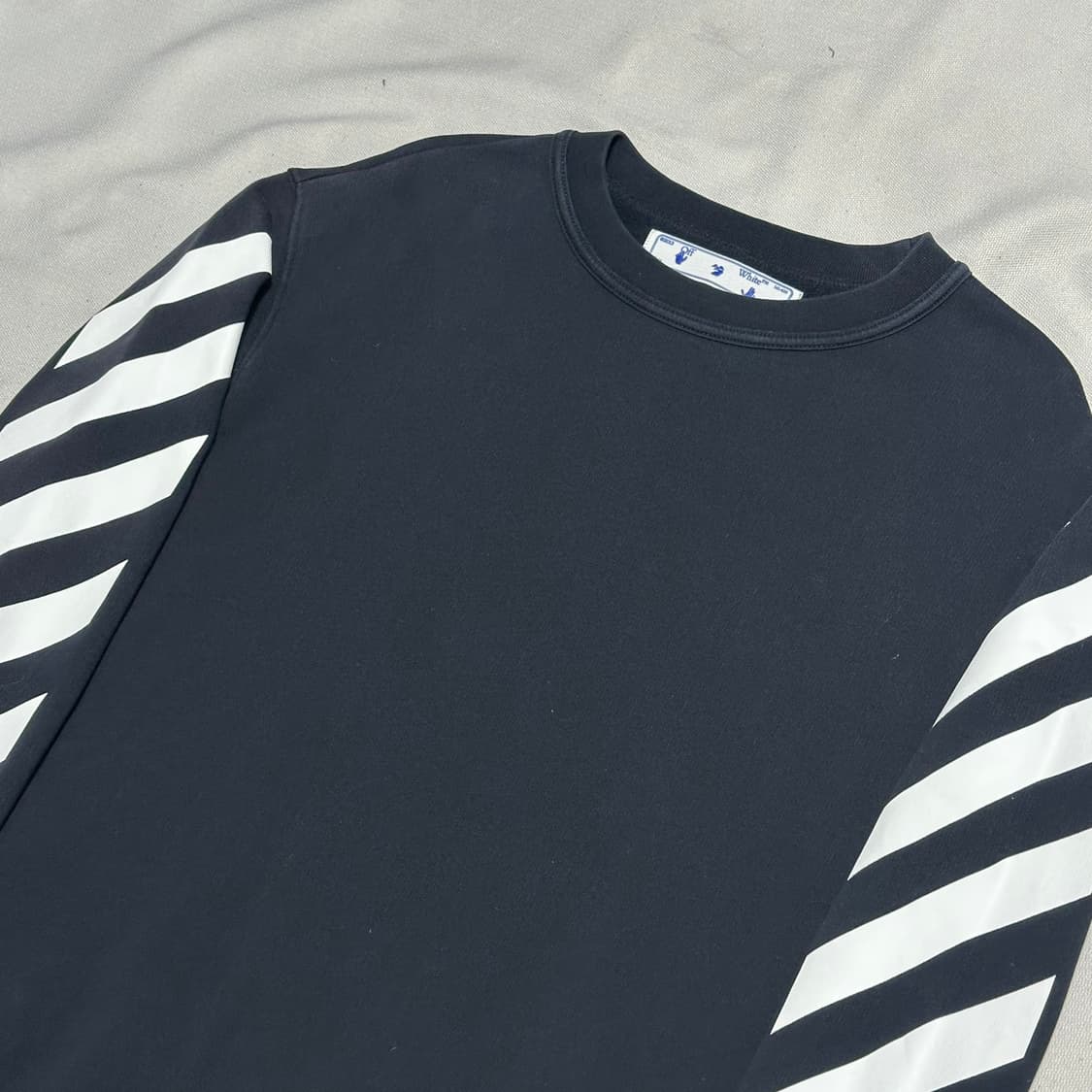 S 오프화이트 브러쉬드 다이애그 블랙 맨투맨 상품이미지1