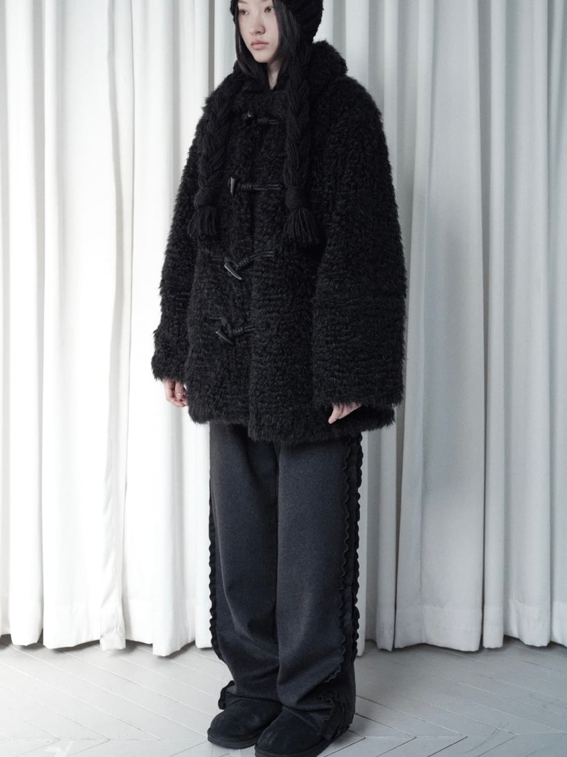 Saengin NIMBUS TOGGLE FUR COAT - BLACK 상품이미지3