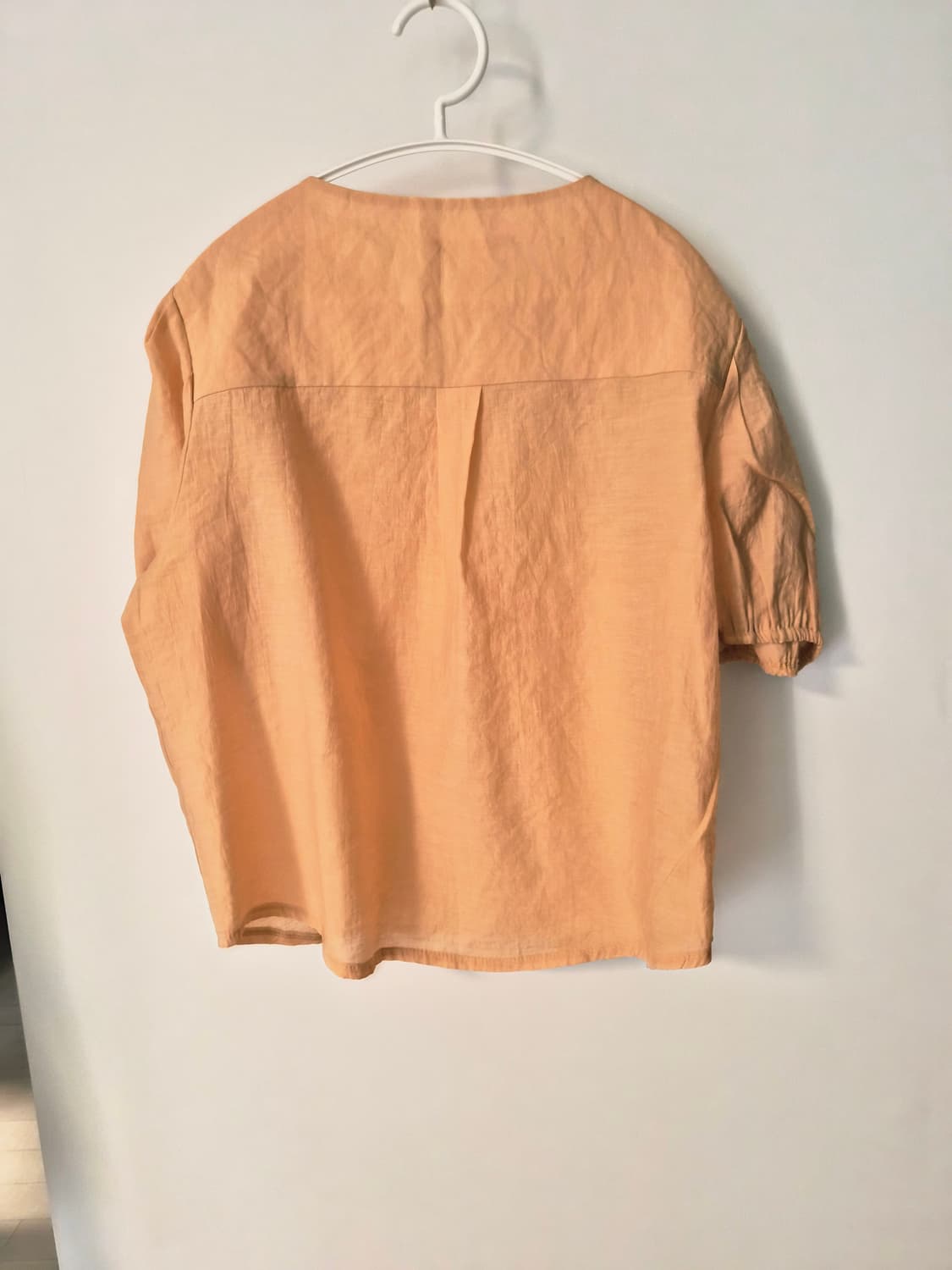 [LONDON LACE] 런던레이스 브이넥 퍼프 소매 블라우스 상품이미지3