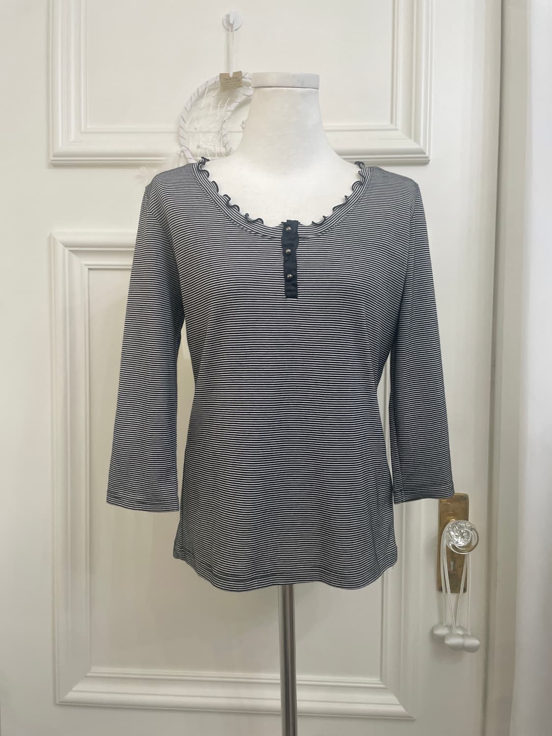 black stripe ruffle point basic top 상품이미지1