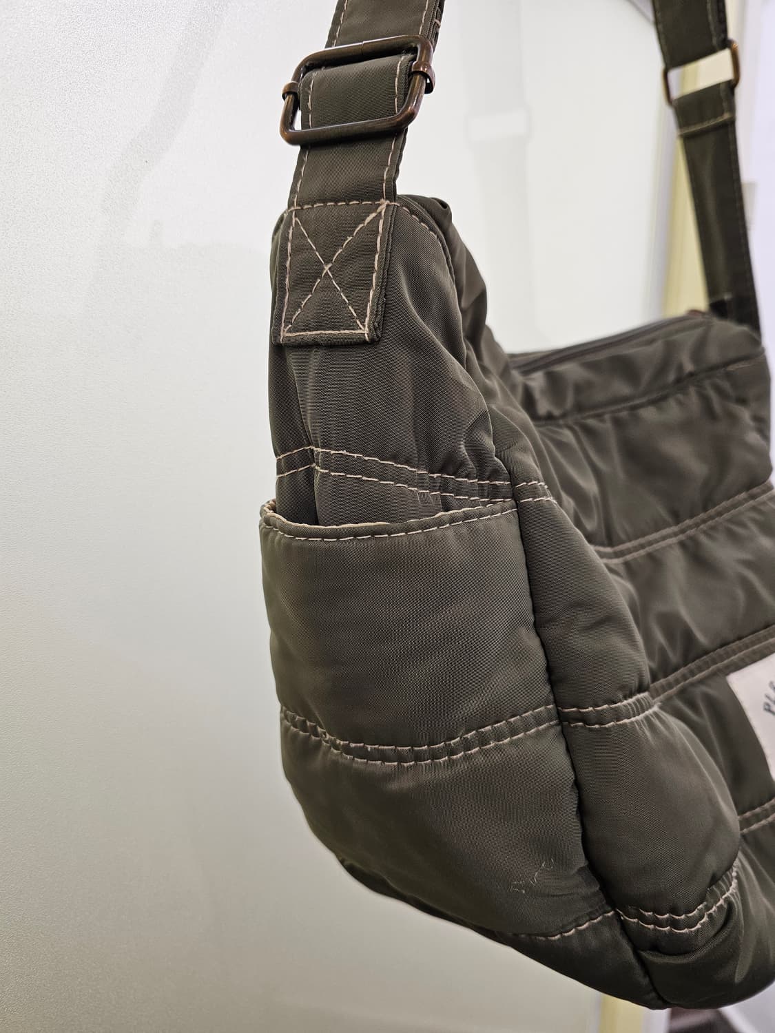 Japan 카키 패딩 크로스백 상품이미지5