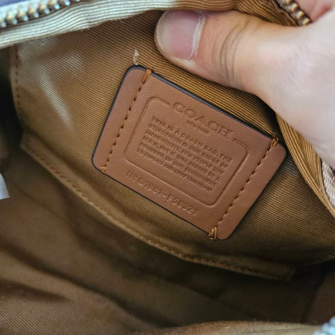 코치(COACH) 시그니쳐 탑 핸들 파우치 미니 크로스백 상품이미지8