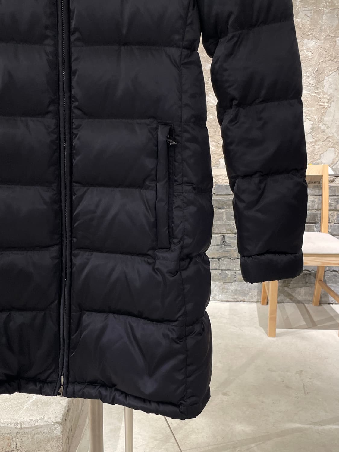 프라다 블랙 트라이앵글 로고 폭스 퍼 다운 후디 자켓 상품이미지5