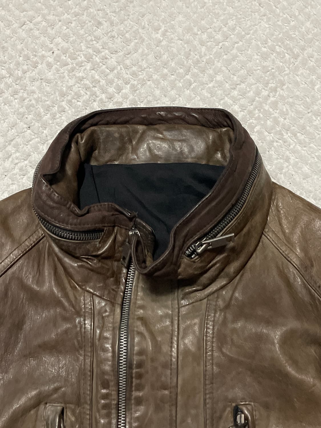 웨스턴 무드 이테리 램스킨 양가죽 하이넥 절개 레더 자켓 브라운 상품이미지5