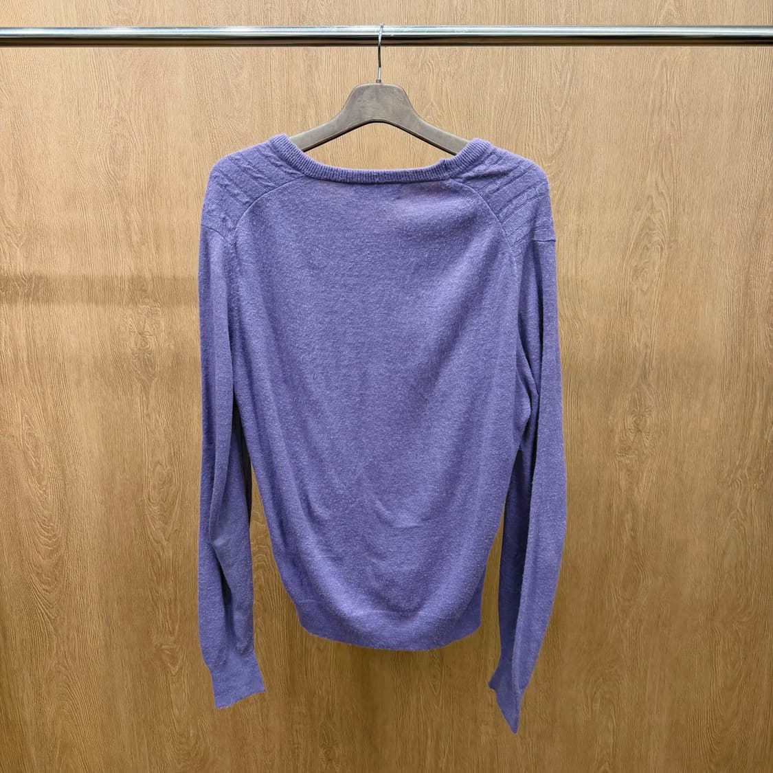 크리스찬 디올 브이넥 케이블 니트 로고 자수 디테일 레귤러핏 라이트 퍼 상품이미지3